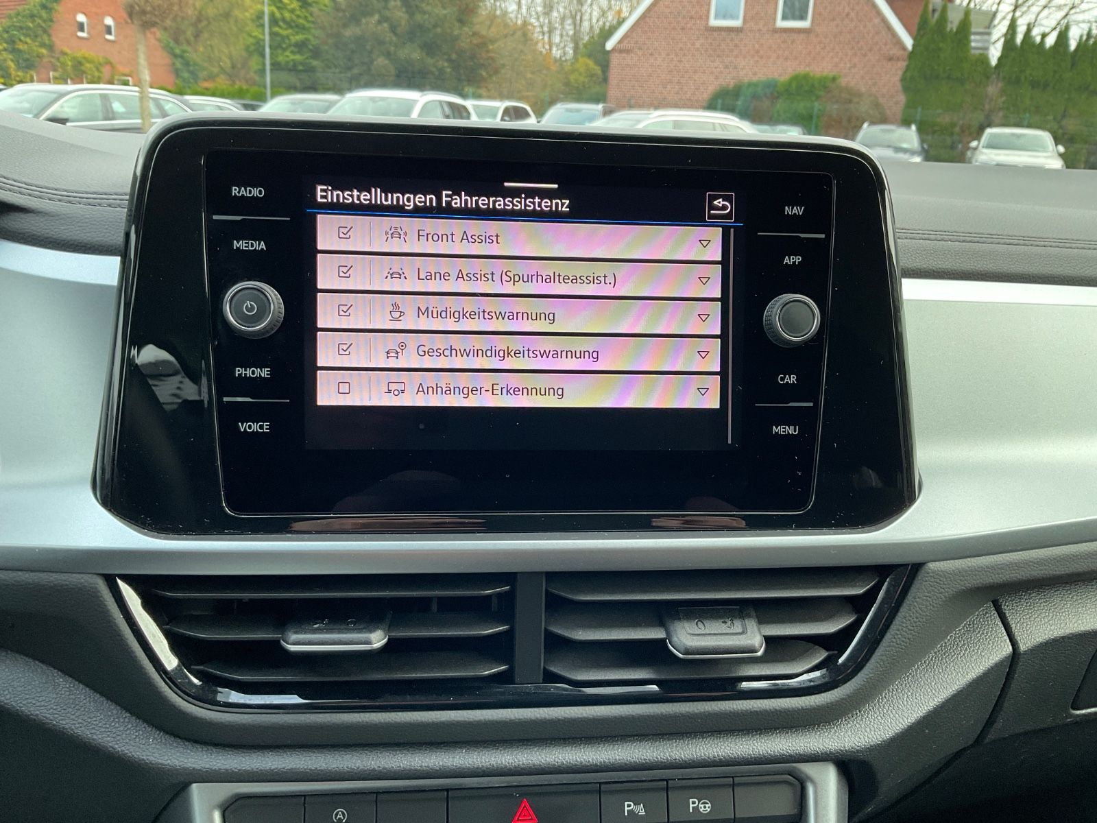 Fahrzeugabbildung Volkswagen T-Roc 1.5 TSI DSG Life,LED,AHK,Navi