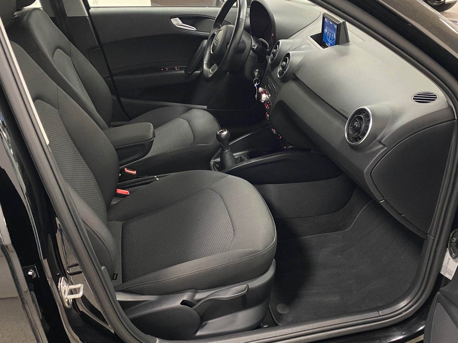 Fahrzeugabbildung Audi A1 1.0 TFSI ultra ATTRACTION Sportback+ALLWETTER