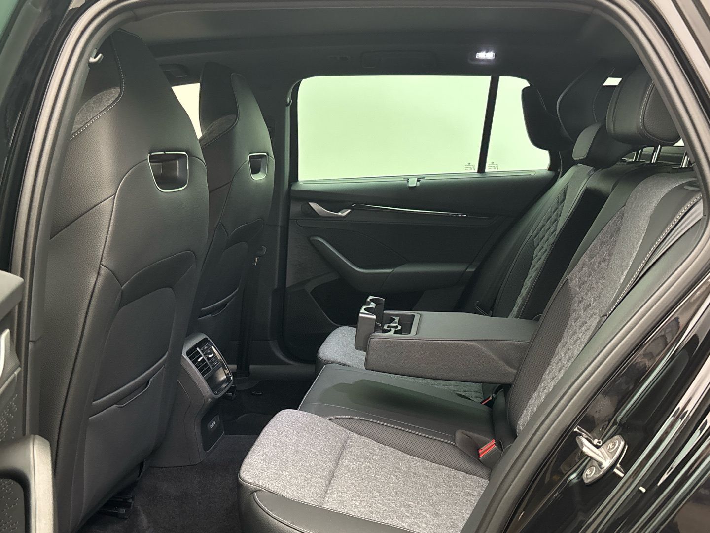 Skoda Octavia Combi Sportline 2.0 TDI DSG Pano ACC HUD foto 11
