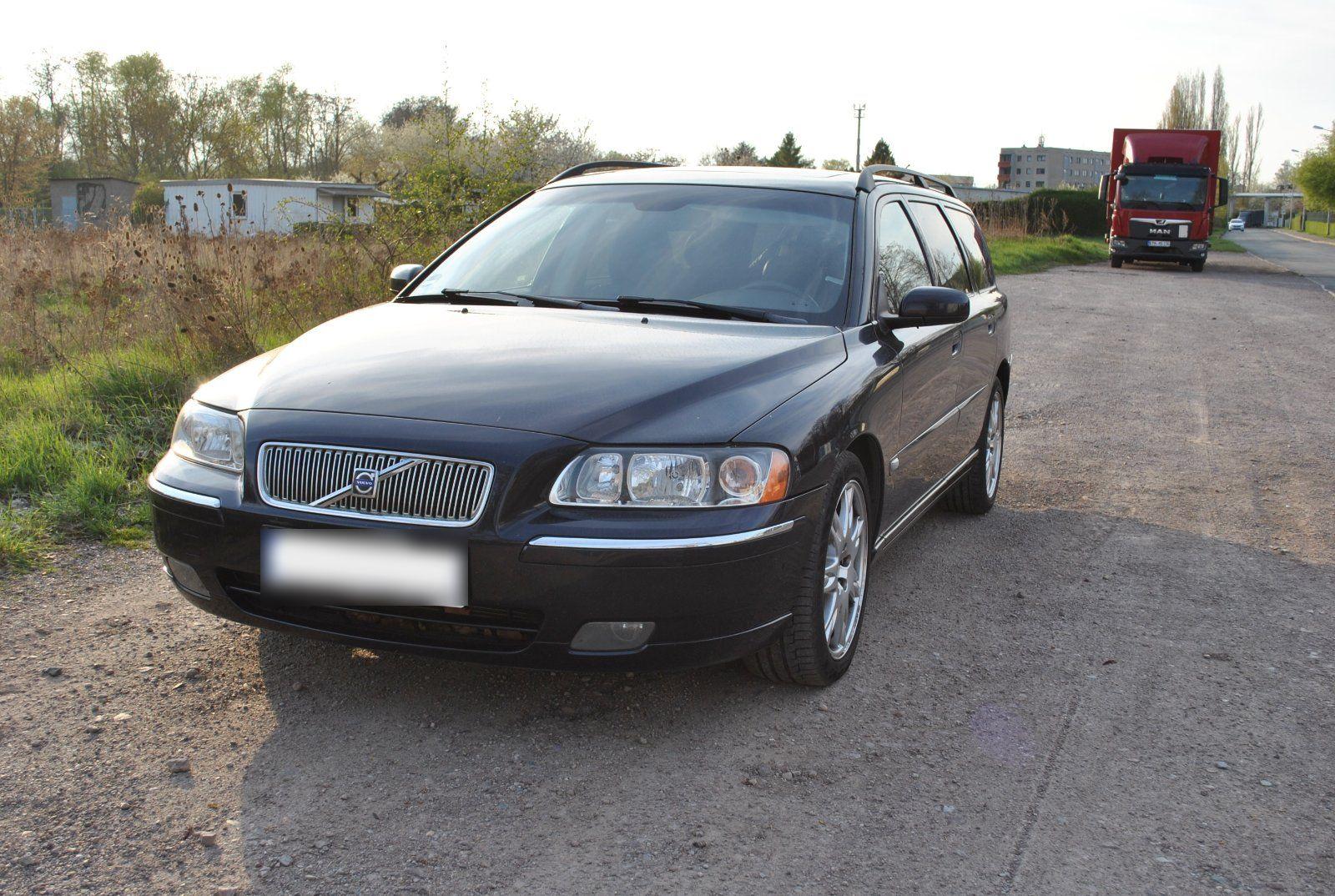 Volvo V70 2005 — rear view