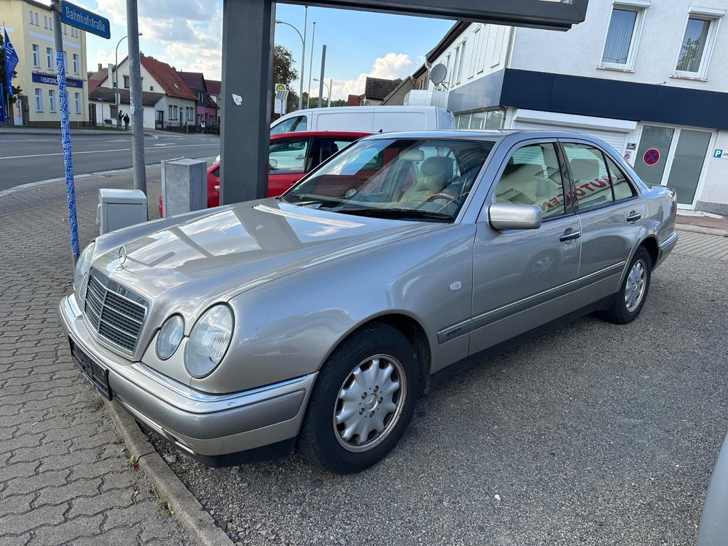 Mercedes-Benz E 240