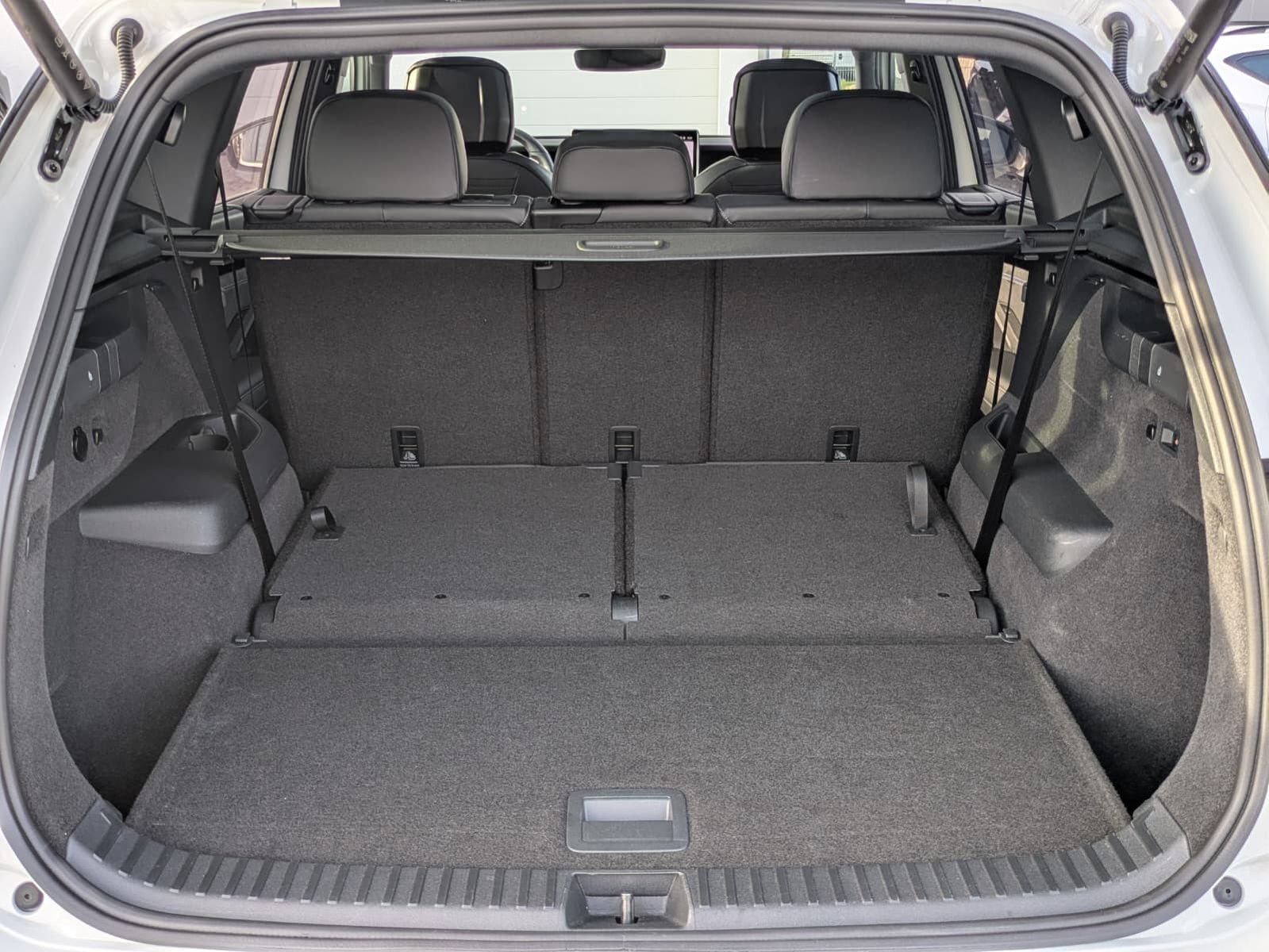 Fahrzeugabbildung Volkswagen Tayron 2.0 TDI 4M R-Line 7S*IQ-L.*LEDER*PANO*HUD