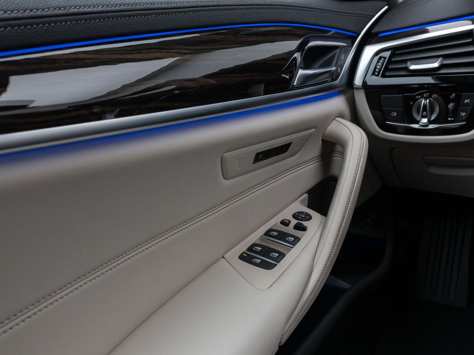 Fahrzeugabbildung BMW 530i Luxury Line Kamera Laser HUD DAB H/K SoftCL