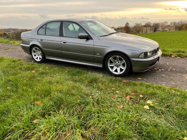 BMW 525i   Xenon/Navi/Teilleder/ 