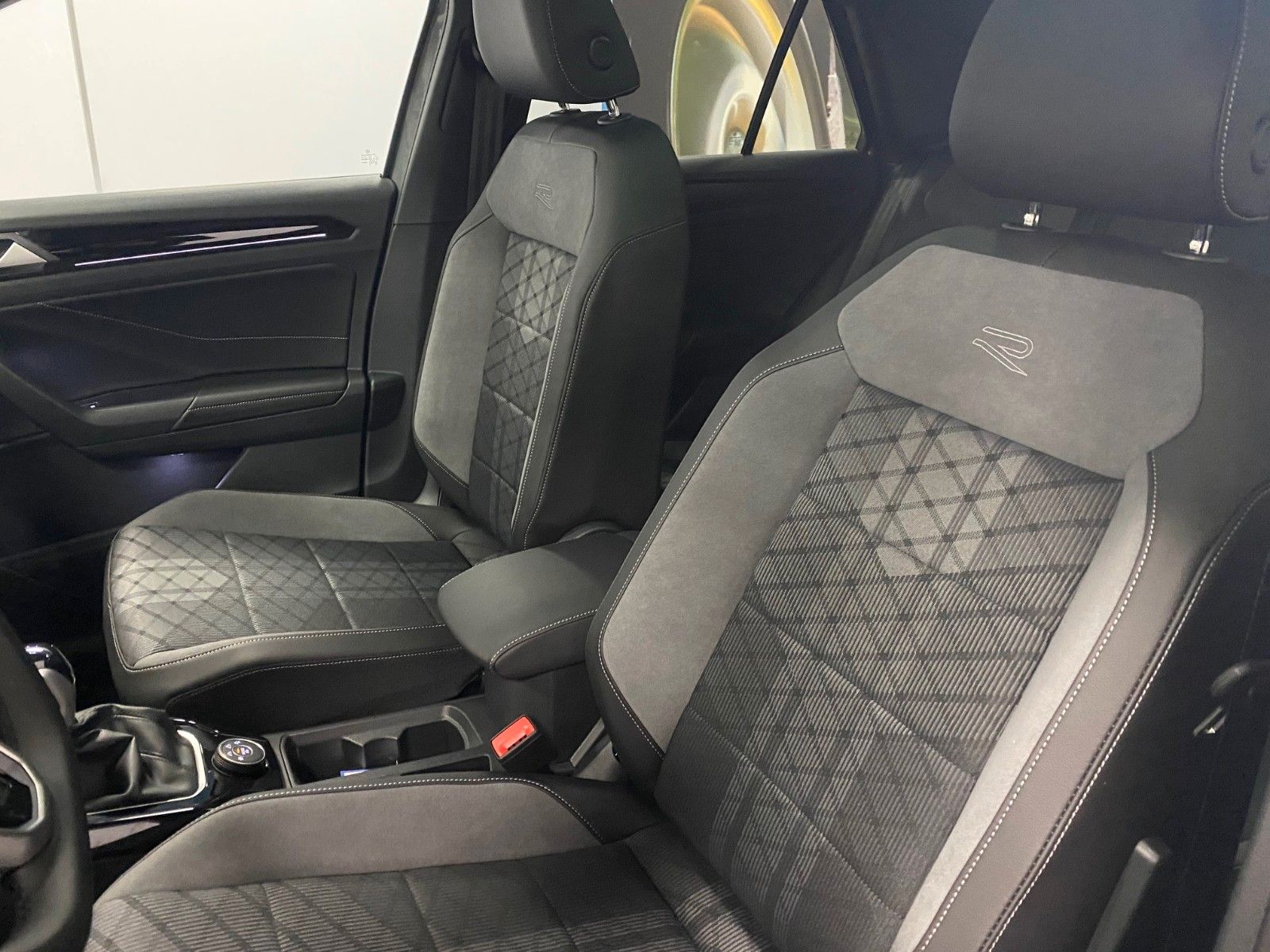 Fahrzeugabbildung Volkswagen T-Roc 2.0 TSI DSG 4MOTION R-Line+AHK+Black Style