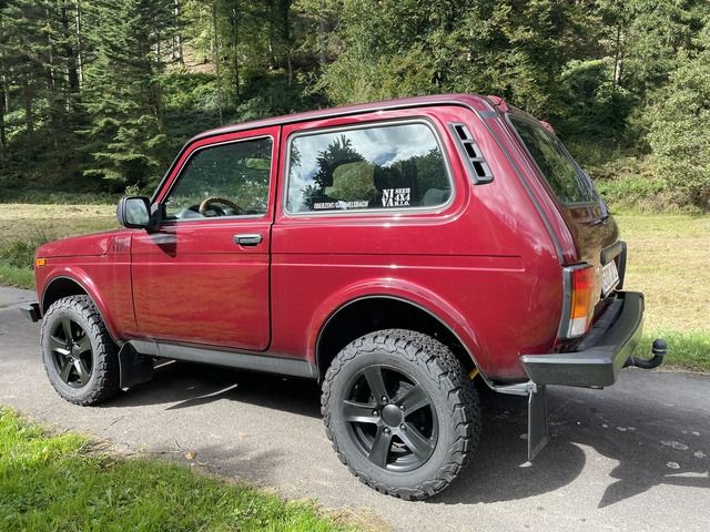 Lada Niva Lux Legend 1.7i 4x4 M.I.O. Klima Extras