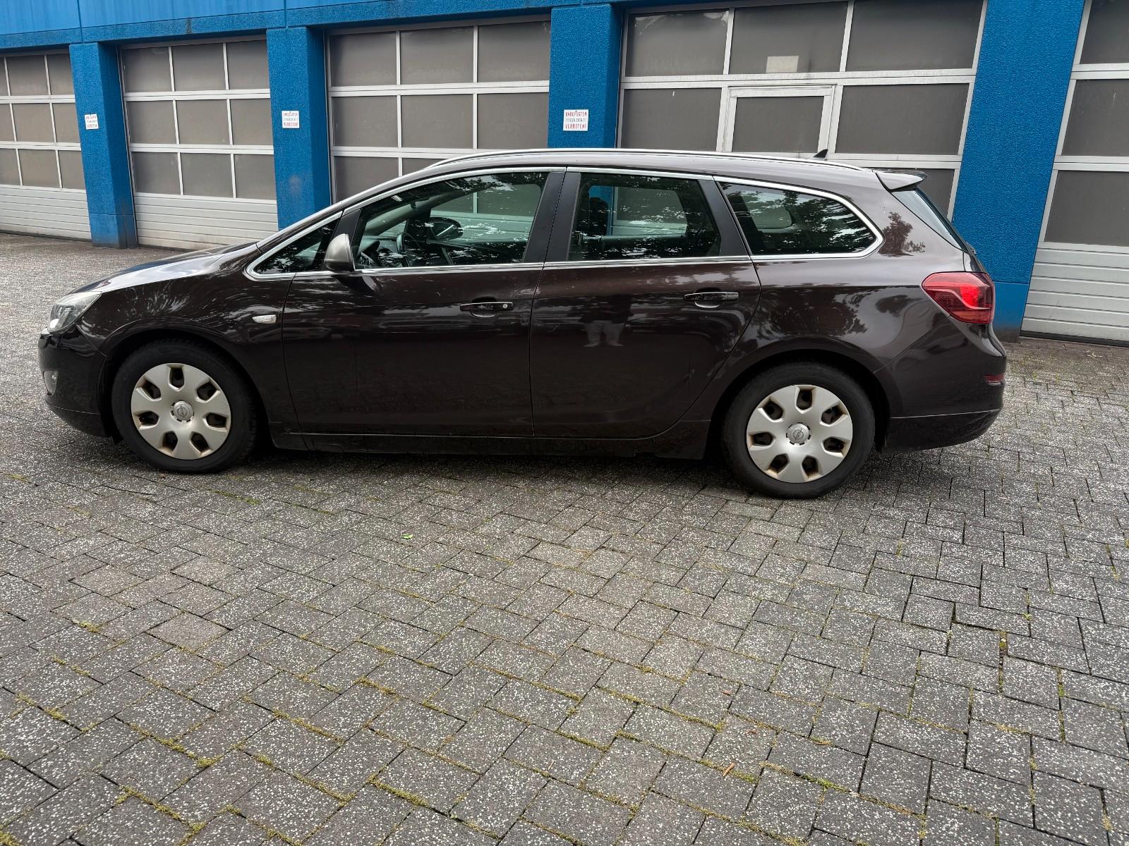 Opel Astra 2012 — photo 8