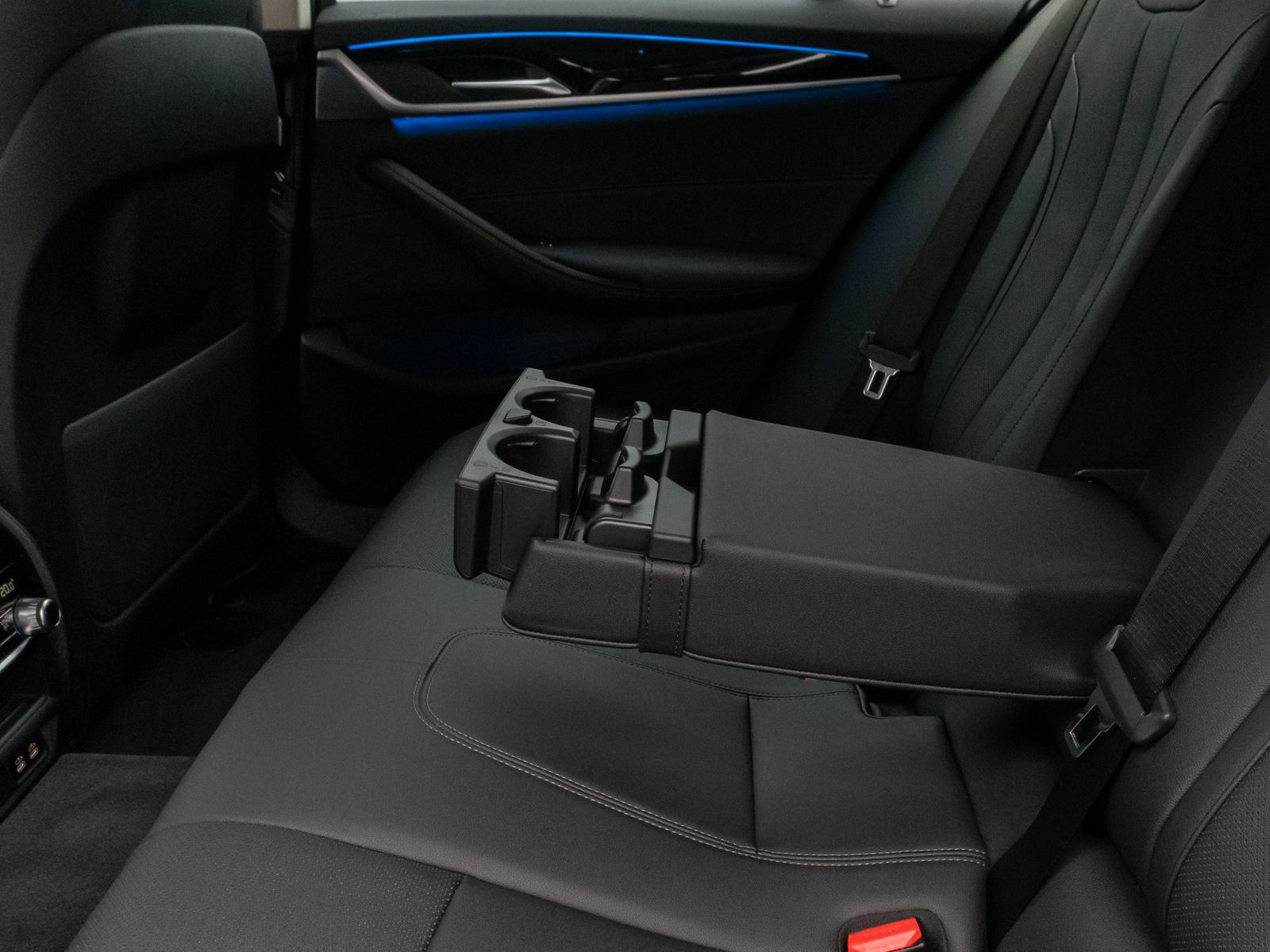 Fahrzeugabbildung BMW 530e Kamera Laser HUD DAB AHK Komfort AlarmLeder