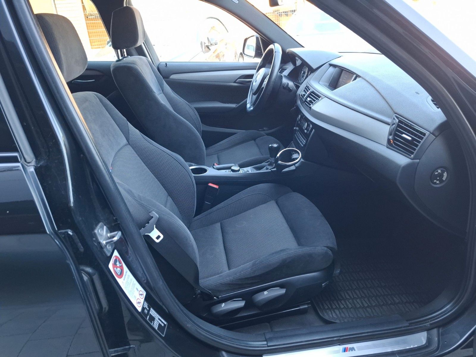 Fahrzeugabbildung BMW X1 18d xDrive ! M-Paket ! AHK !