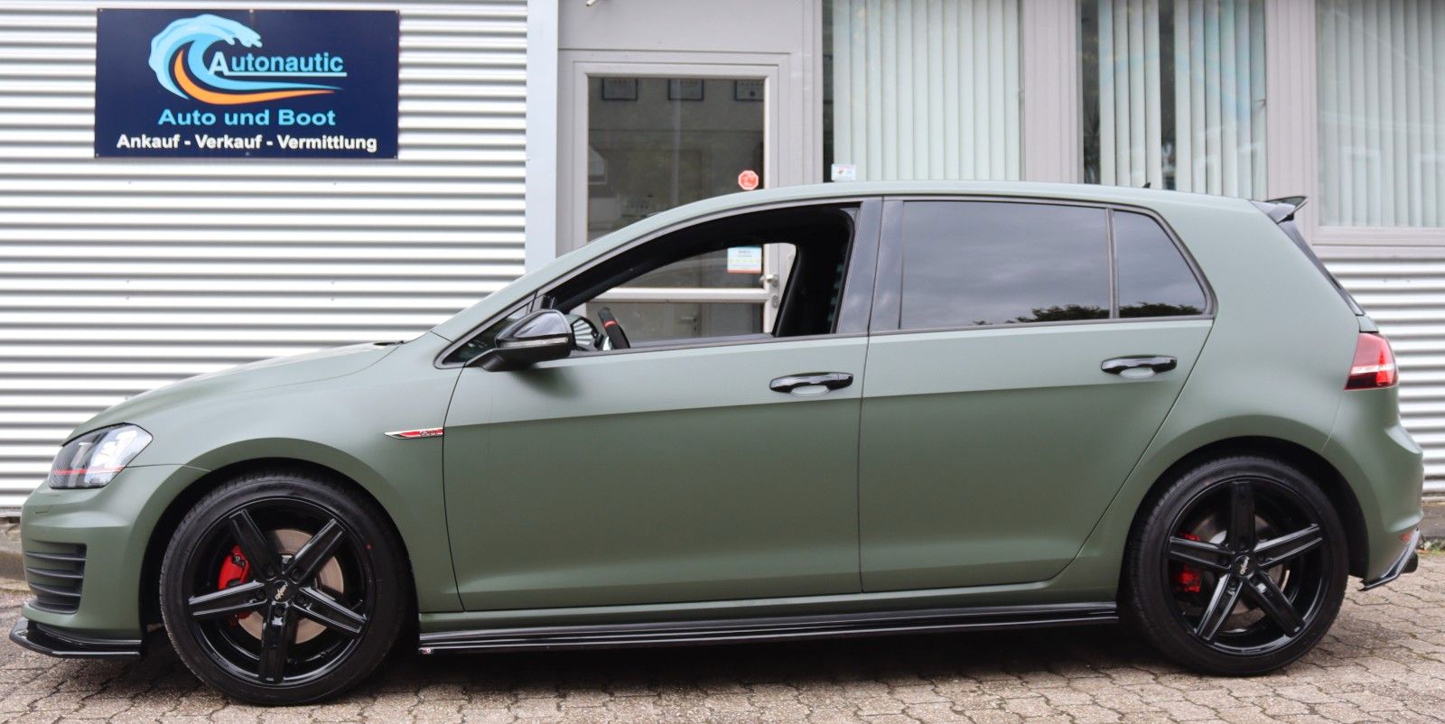 Fahrzeugabbildung Volkswagen Golf VII GTI  DSG 323 PS NAVI Bi-XENON PDC 8xALU