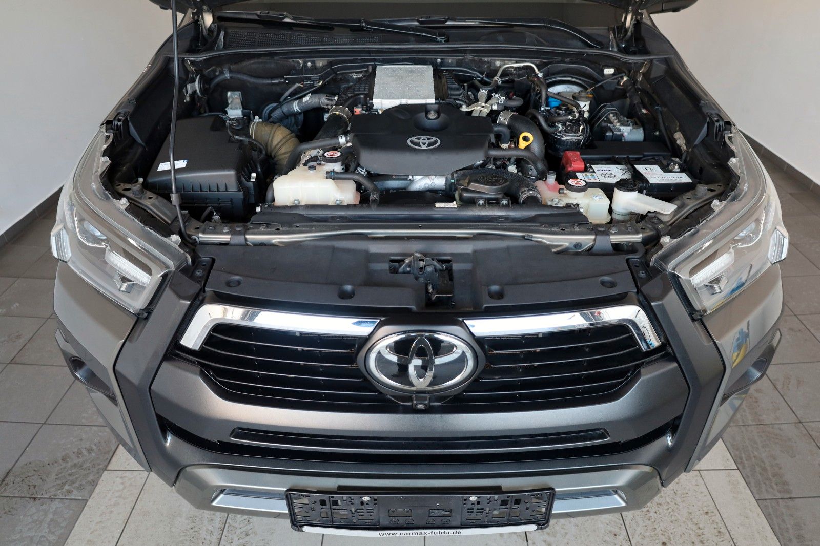 Fahrzeugabbildung Toyota Hilux 2.8 D-4D Invincible, Rollbügel, Rollo, AHK