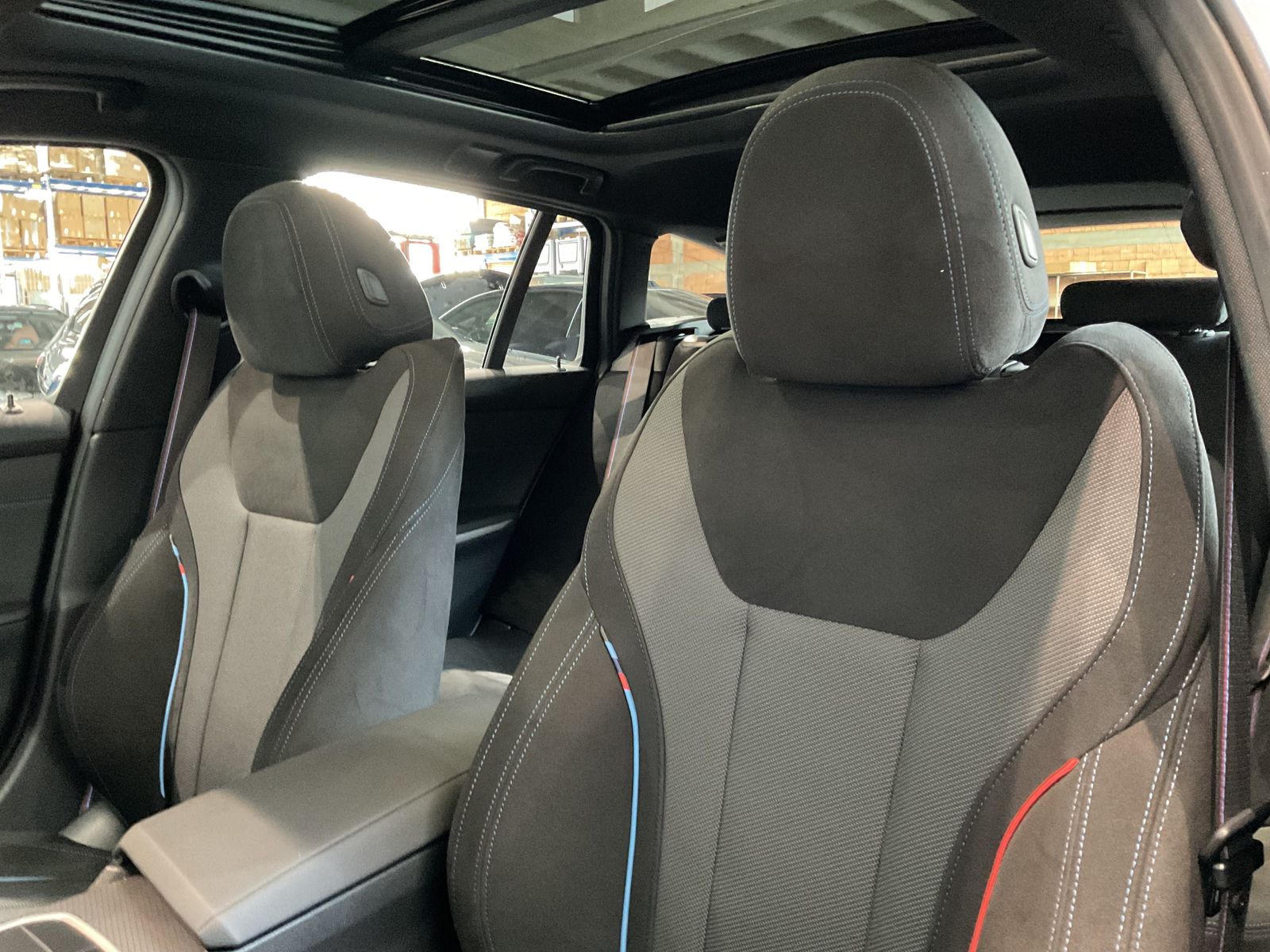 Fahrzeugabbildung BMW 330i xDrive | M Sportpaket pro | Panorama-Glasda