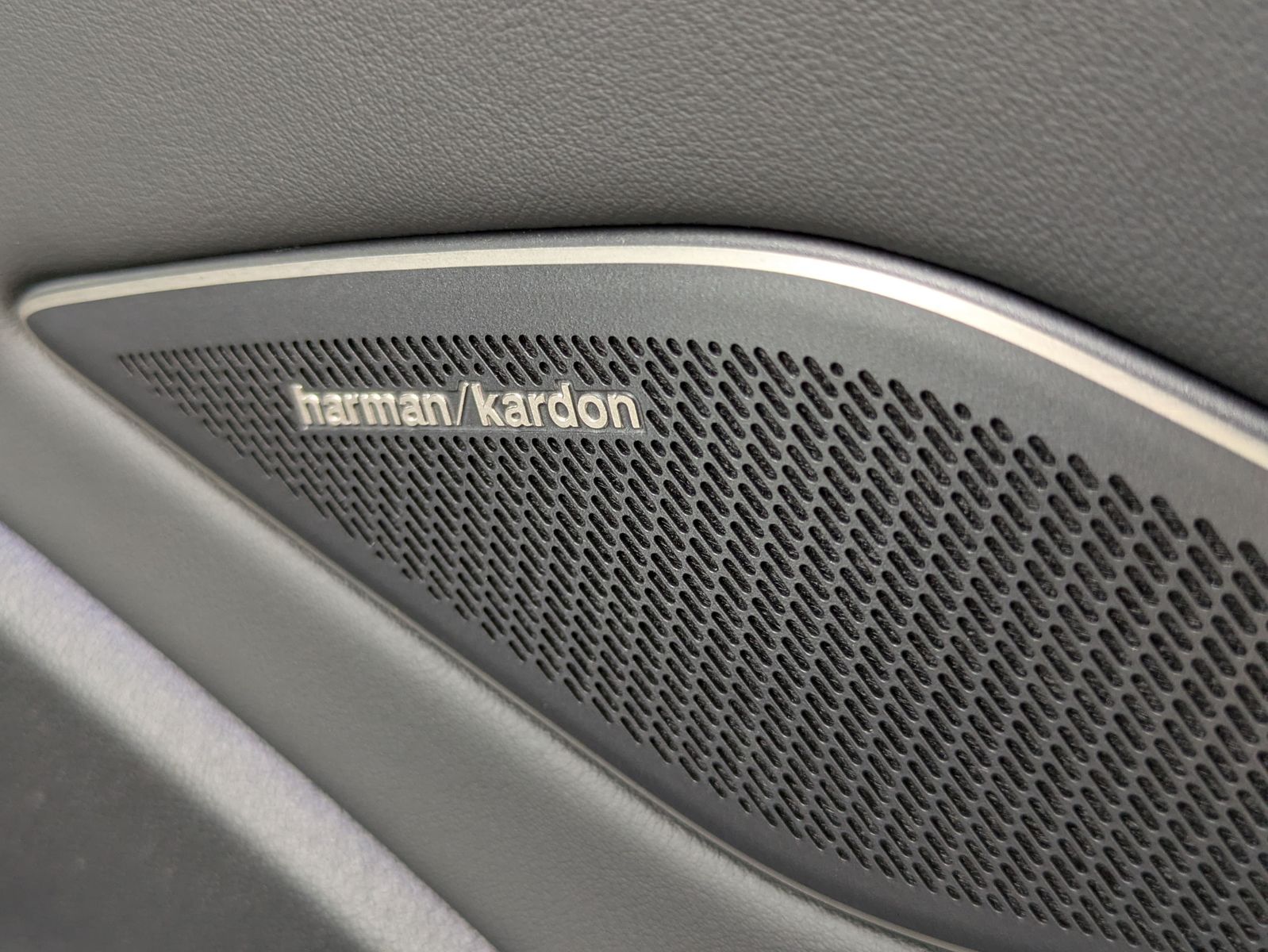 Fahrzeugabbildung Volkswagen Tiguan 2.0 TDI 4M R-Line PANO*H&K*AHK*MATRIX*20"