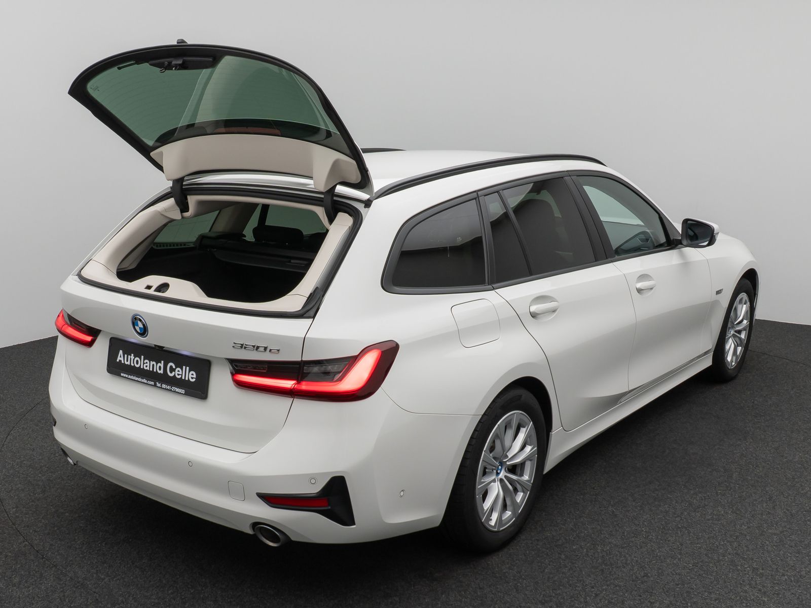 Fahrzeugabbildung BMW 320e  Kamera Laser HUD DAB HiFi Komfort Alarm