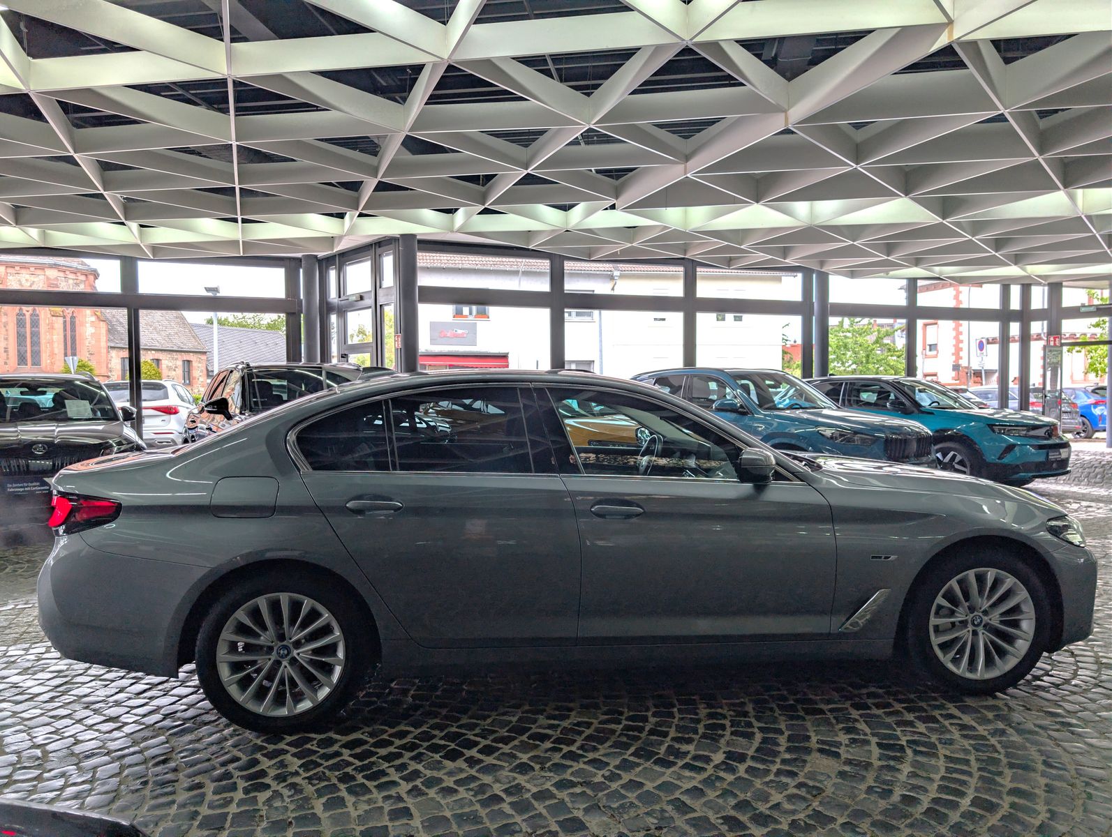 Fahrzeugabbildung BMW 530 e Luxury Line HEV AHK LED LEDER SHZ SoH 97%