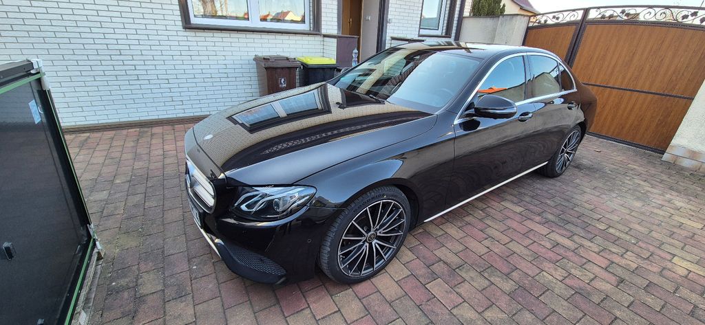 Image of Mercedes-Benz E 220