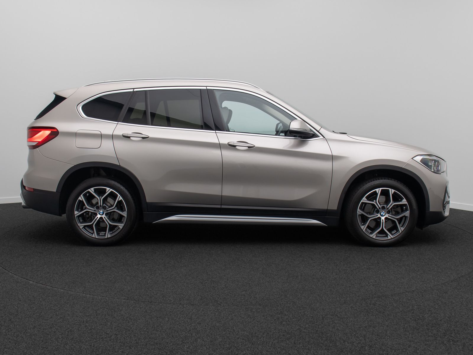 Fahrzeugabbildung BMW X1 sD20i xLine DAB LED M Sportlenkr Leder 18Zoll