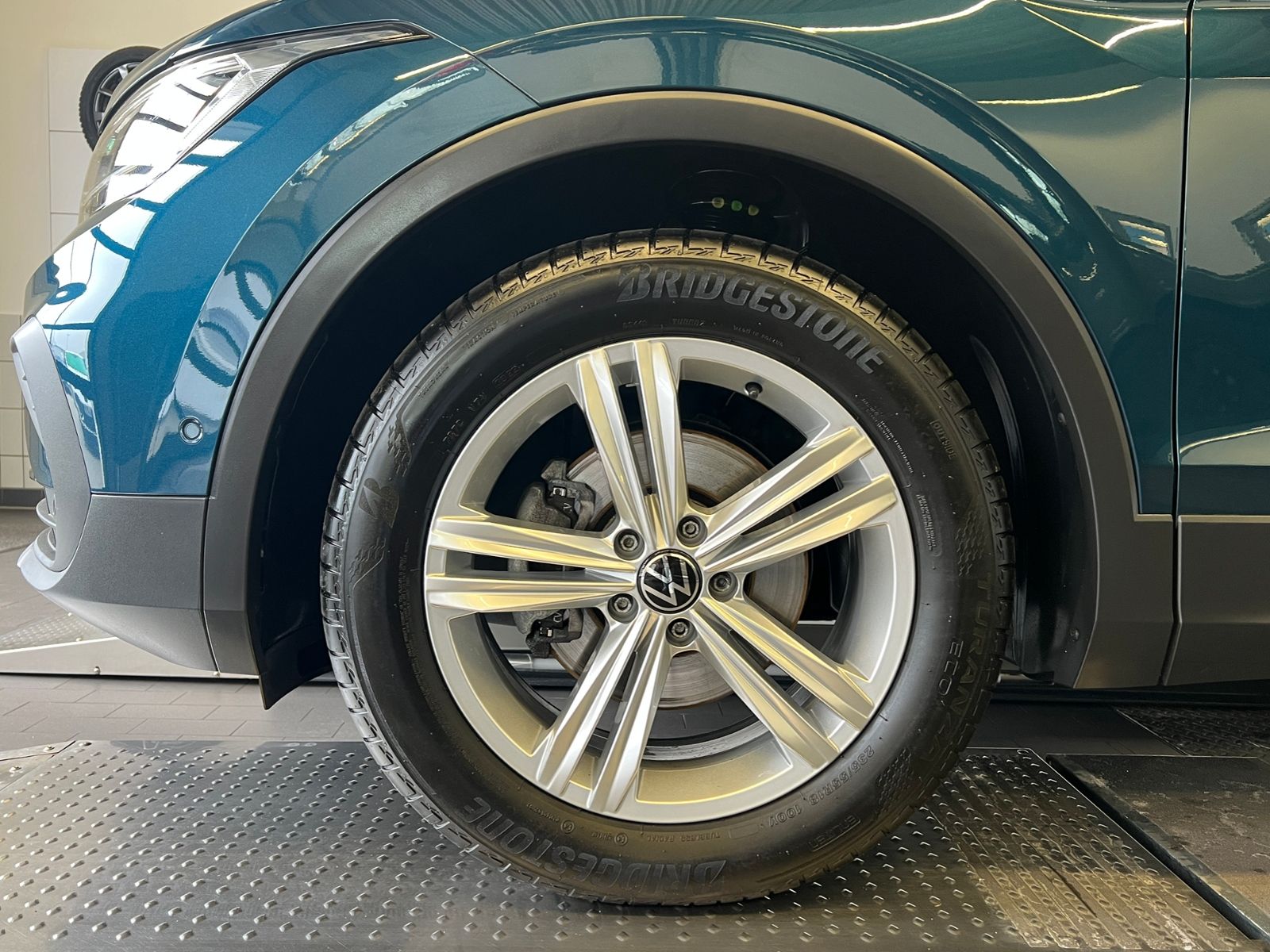 Fahrzeugabbildung Volkswagen Tiguan MOVE 1.5 TSI DSG *AHK, LED, Navi, 18"-LM*