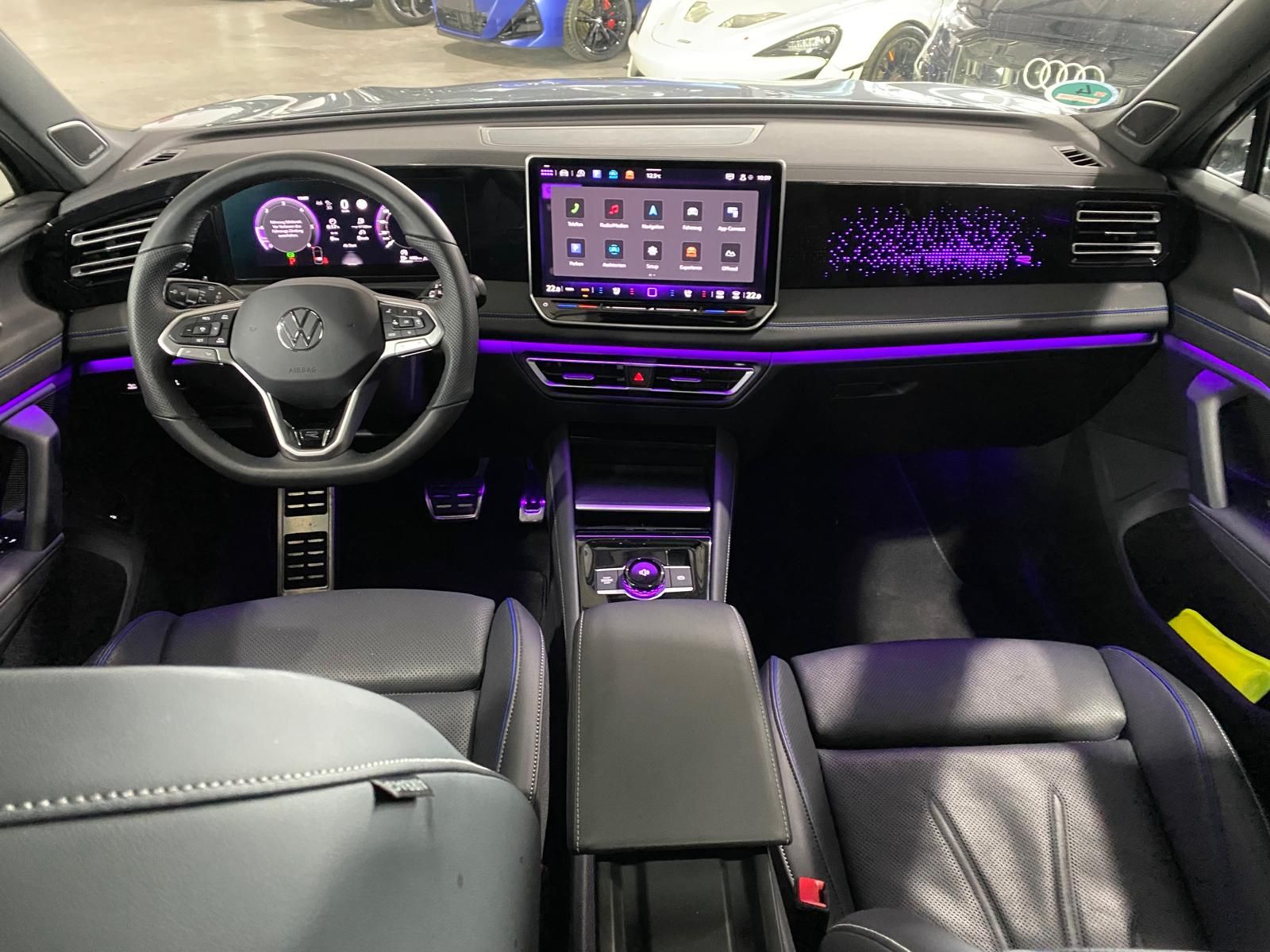 Fahrzeugabbildung Volkswagen Tiguan 2.0 TDI 4M R-Line/Leder/Pano/Matrix/AHK/