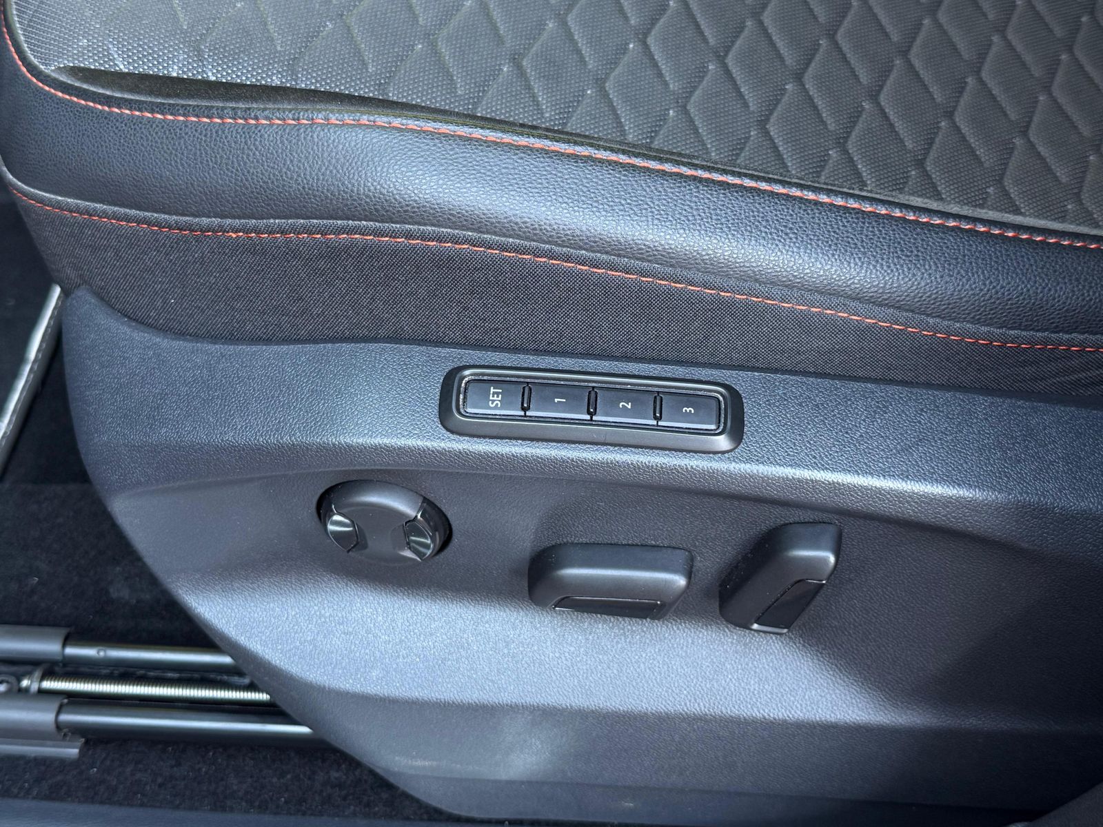 Fahrzeugabbildung SEAT Tarraco 2.0TDI DSG FR LED+NAV+ACC+CARPl+SHZ+MEMO