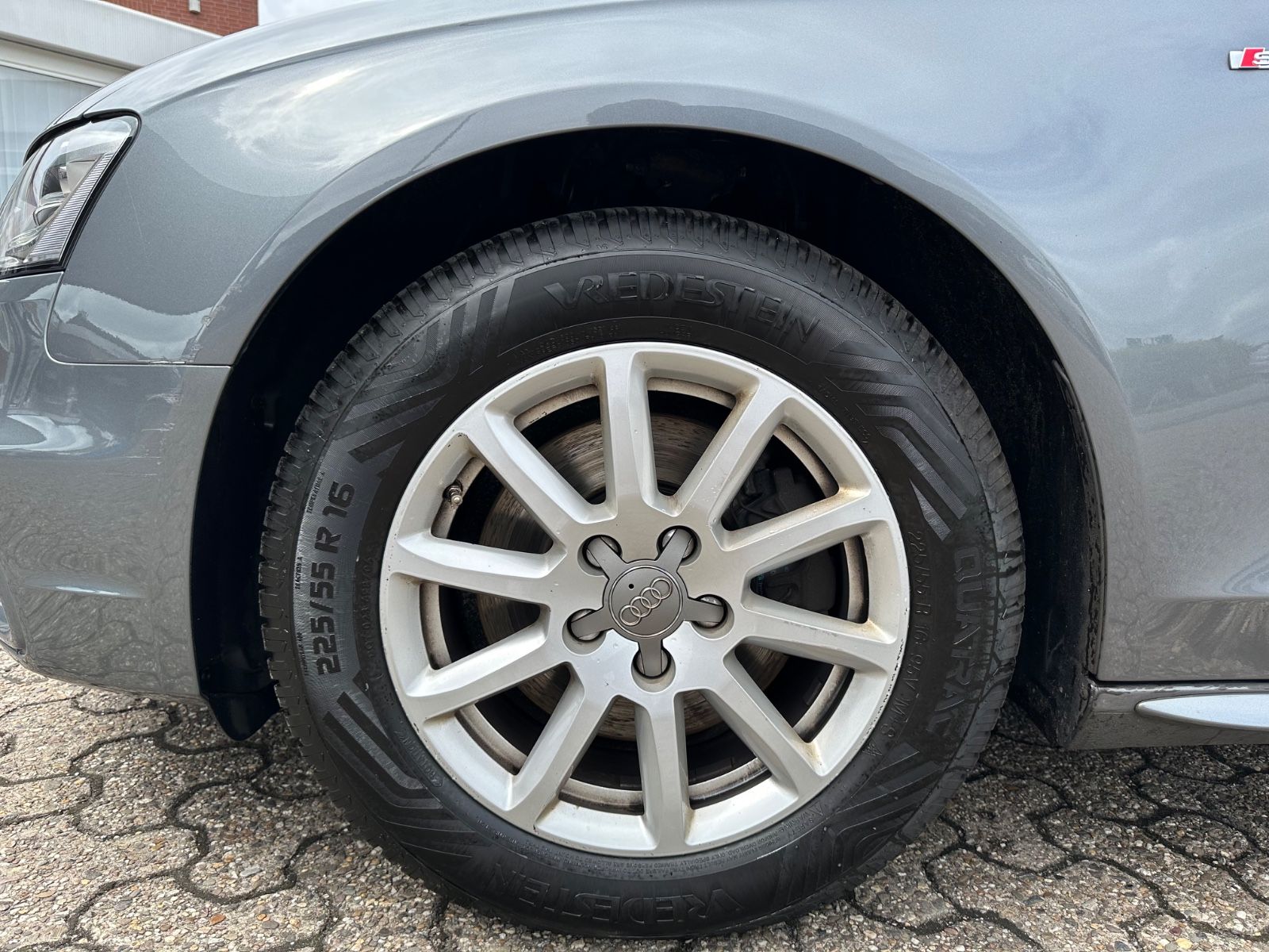 Fahrzeugabbildung Audi A4 Avant 1.8 TFSI S Line AHK/BiXenon/Navi/SHZG