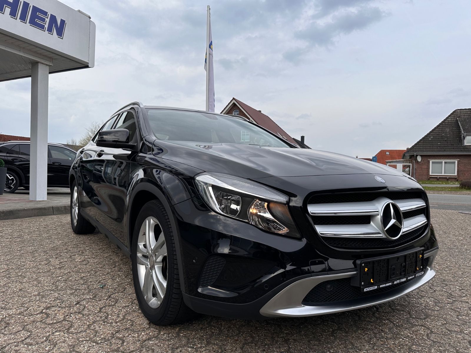 Fahrzeugabbildung Mercedes-Benz GLA 220 CDI Urban DCT AHK/Pano/SHZG/STANDHZG/GRA