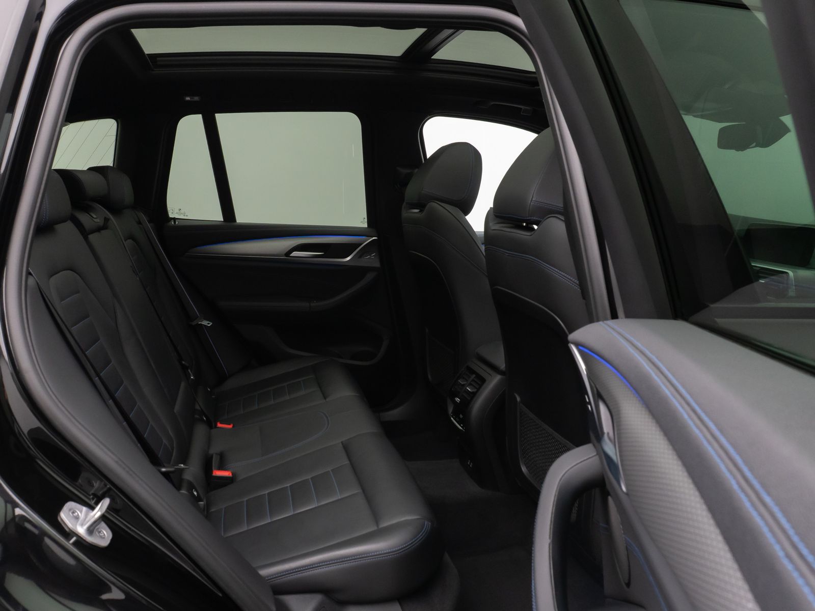 Fahrzeugabbildung BMW X3 xD30d M Sport Panorama Kamera HUD HiFi 19Zoll