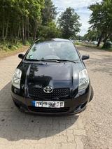 Toyota Yaris 1.3 Executive | 1. Hand  - Toyota Yaris Executive mit Benzin-Antrieb