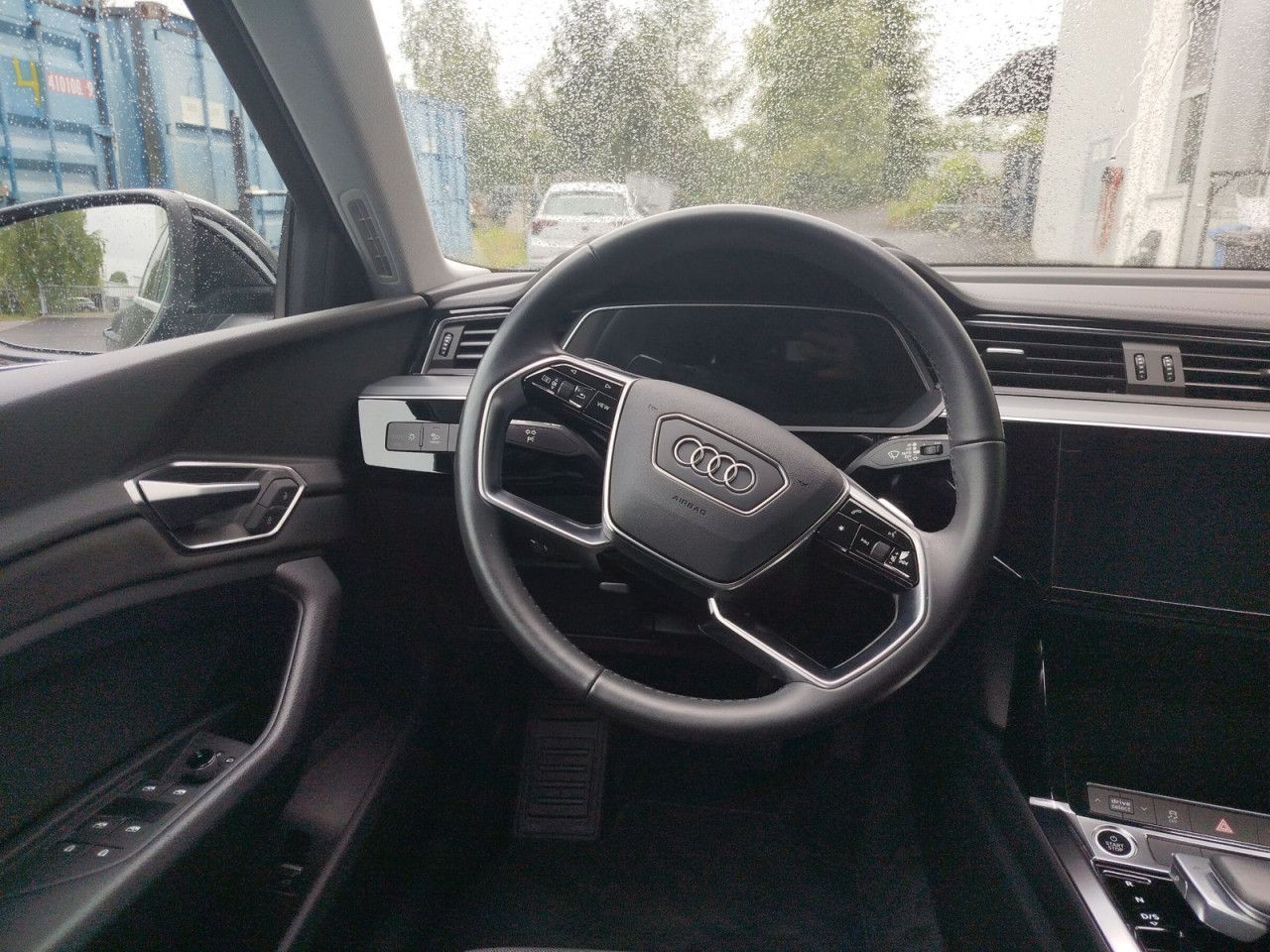 Fahrzeugabbildung Audi e-tron advanced 55 quattro 300 kW