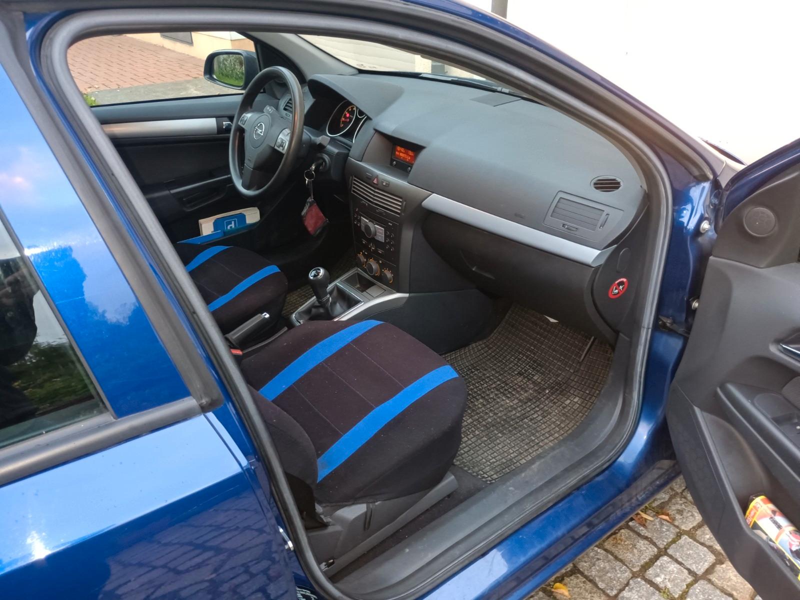 Opel Astra 2005 — rear view