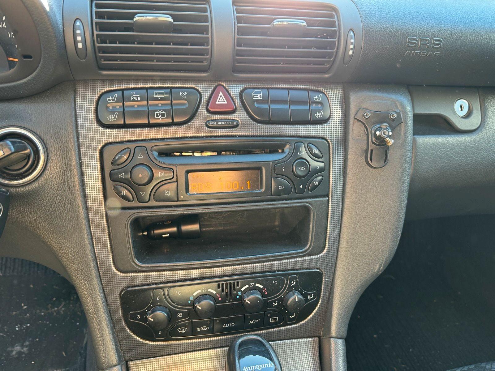 Mercedes-Benz C180 2004 — photo 11
