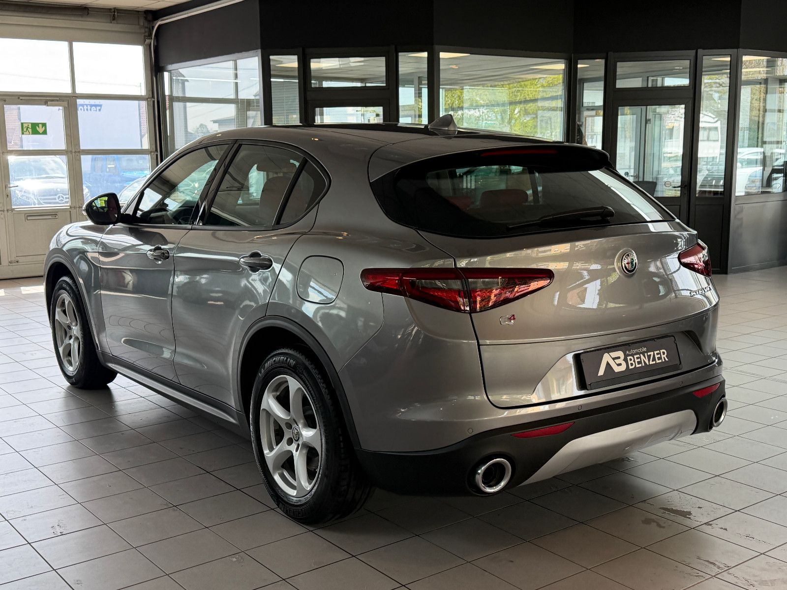 Fahrzeugabbildung Alfa Romeo Stelvio Super Q4/BI-XENON/PDC/AUTOMATIK/SPURHALT