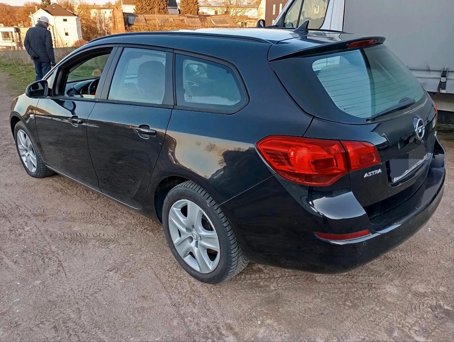 Opel Astra 2011 — engine