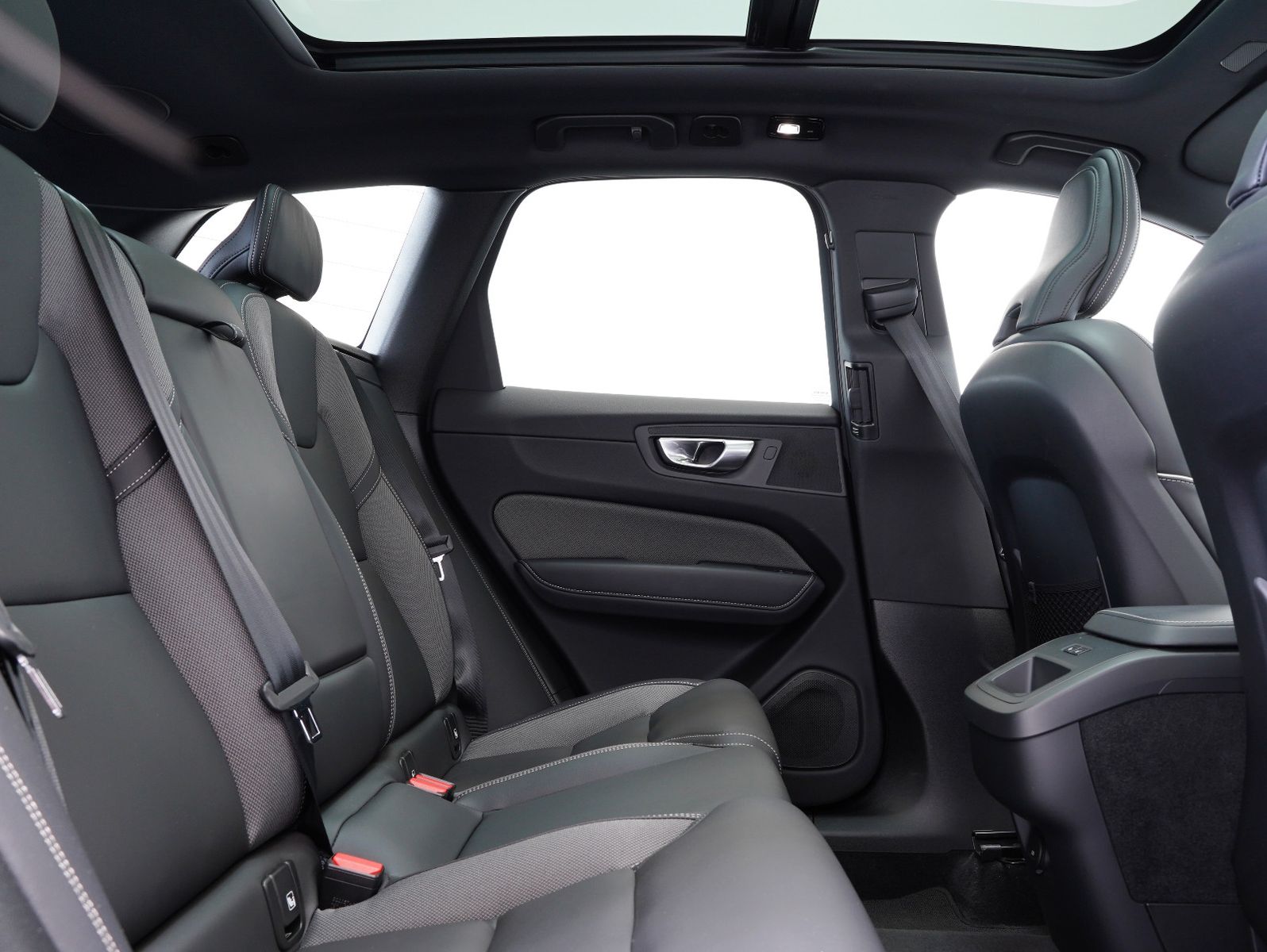 Fahrzeugabbildung Volvo XC60 B4 D AWD Plus Dark PANORAMA/LED/ACC/AHK