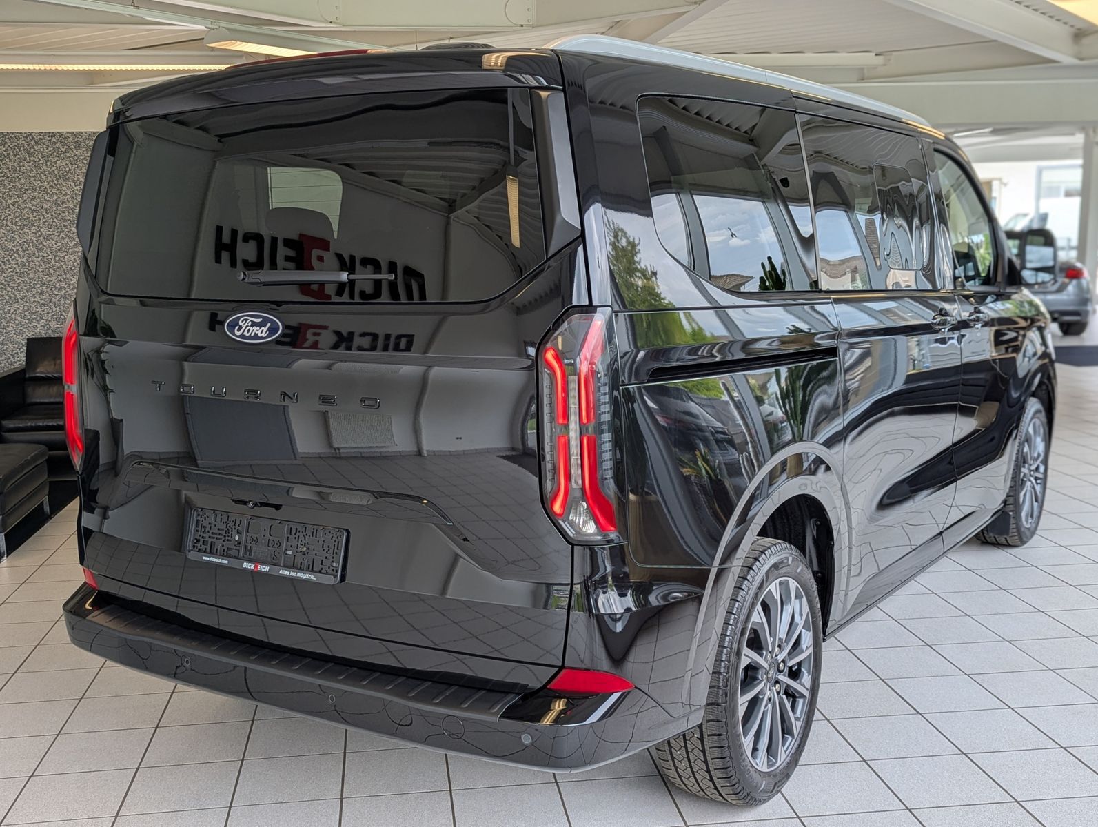Fahrzeugabbildung Ford Tourneo Custom 320 Titaniu-X Leder Pano StHz AHK