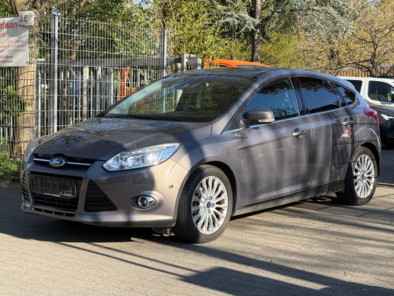 Ford Focus Lim. Titanium/2.Hand/S-Heft/Navi/SZH/PDC