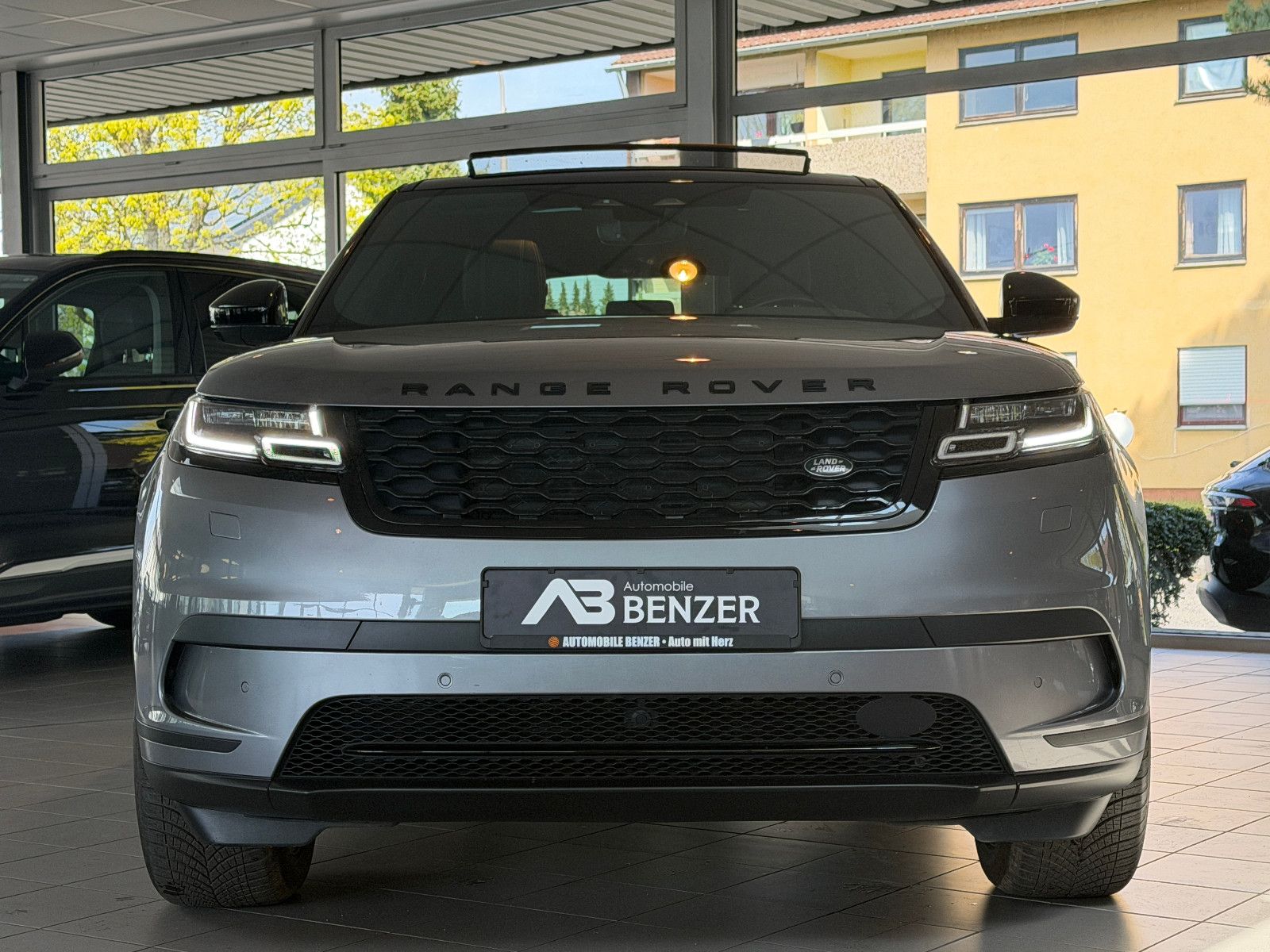 Fahrzeugabbildung Land Rover Range Rover Velar Hybrid S P400e /PANO/MERIDIAN/