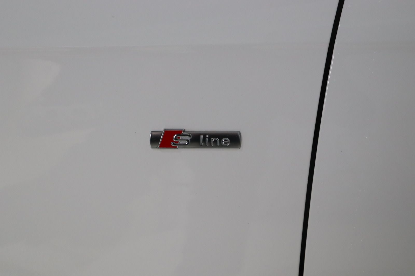 Fahrzeugabbildung Audi A4 1.8 TFSI Attraction Avant S-line * Bi-Xenon *