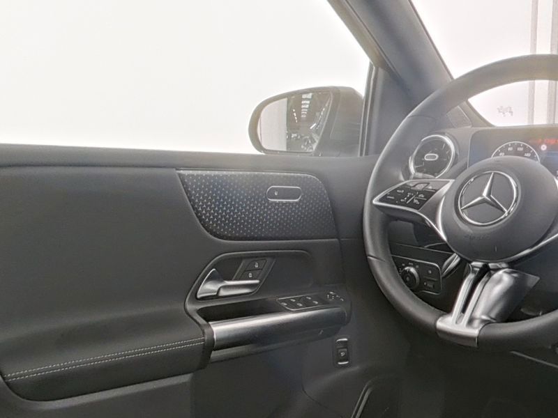 Fahrzeugabbildung Mercedes-Benz B 200 AHK+MULTIBEAM-LED+LENKRHZG+EL.HECKKL+KAMER