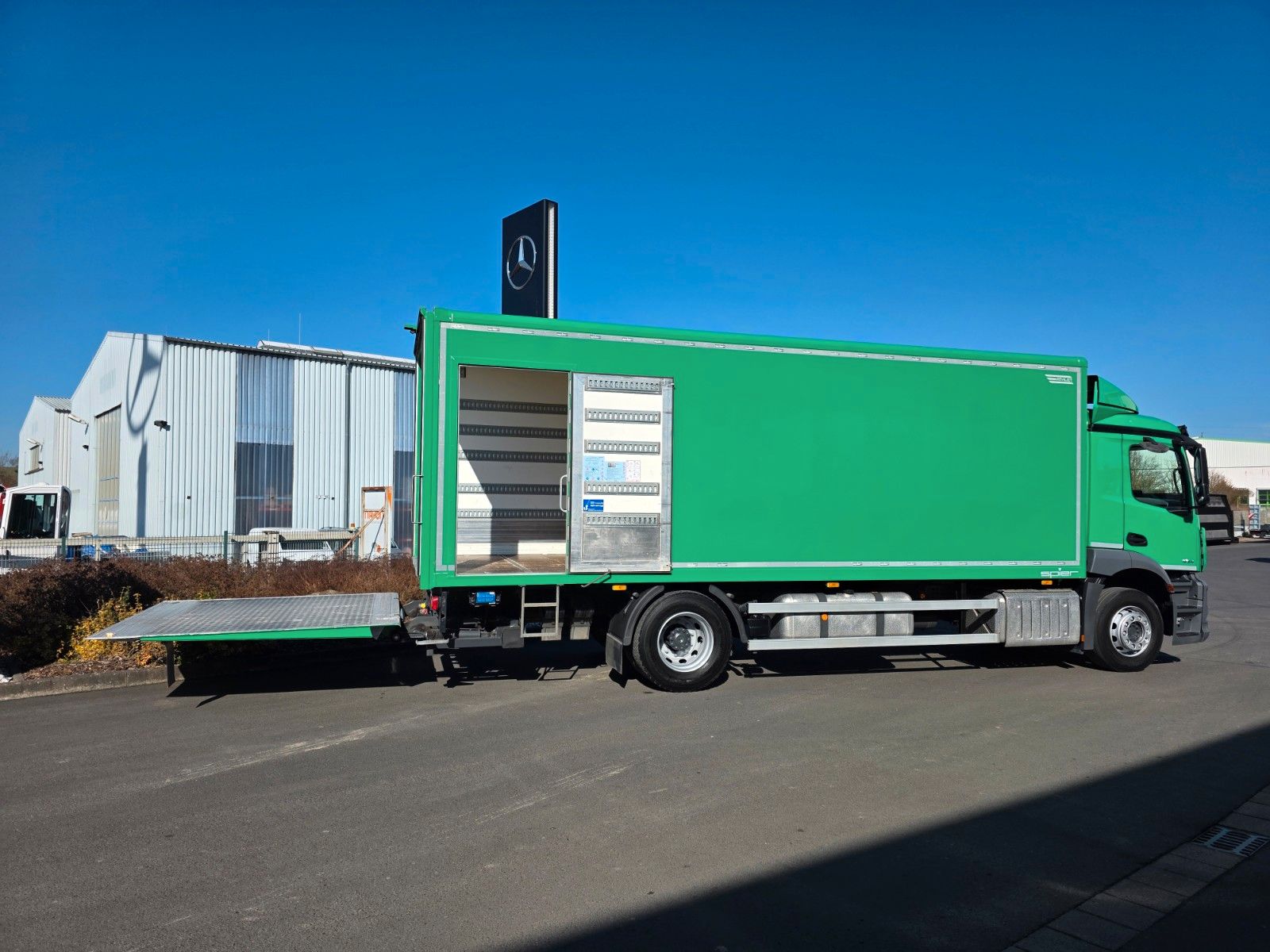 Fahrzeugabbildung Mercedes-Benz Actros 1824 L 4x2 LBW 2.000kg Tür Kamera Navi
