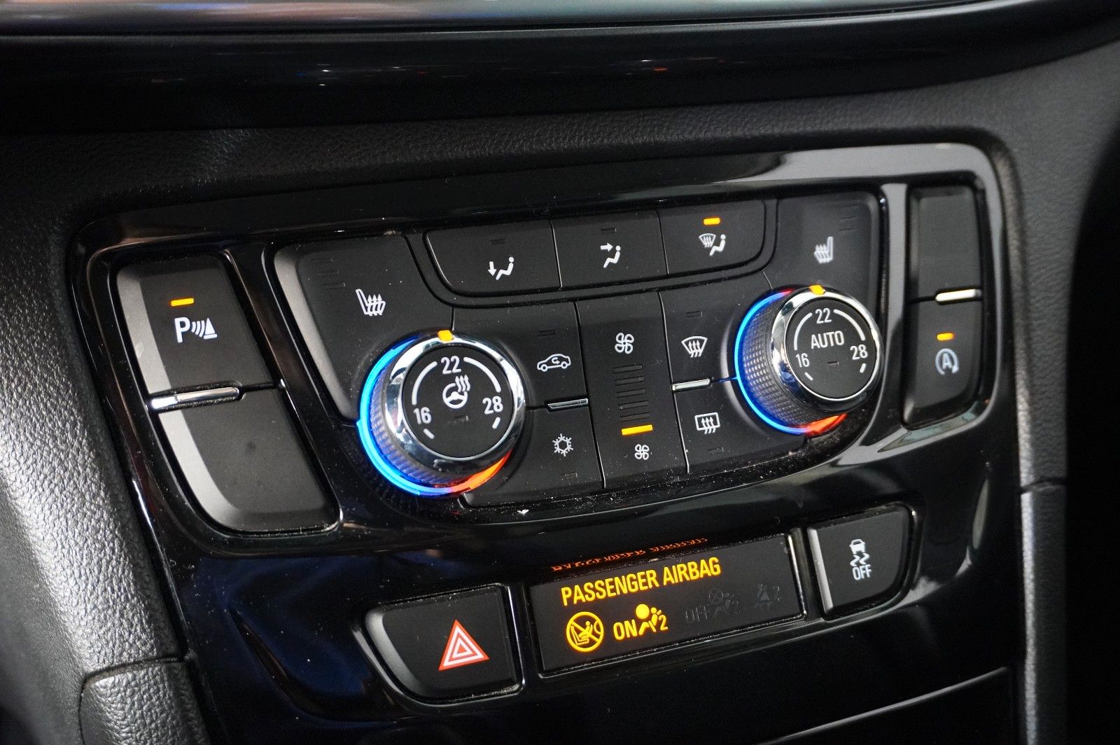Fahrzeugabbildung Opel Mokka X 1.4 ON NAVI/LED/KAMERA/SHZ/SPORT/NEBEL