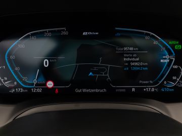 Fahrzeugabbildung BMW 330e M Sport Panorama Kamera HUD DAB HiFi Komfor