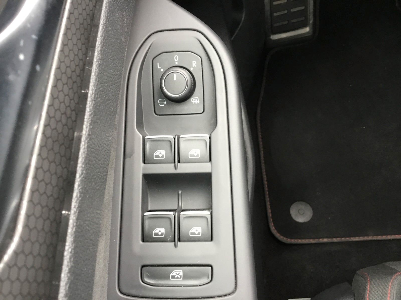 Fahrzeugabbildung Volkswagen Golf 2.0 TSI DSG GTI+Pano+18"+IQ Light