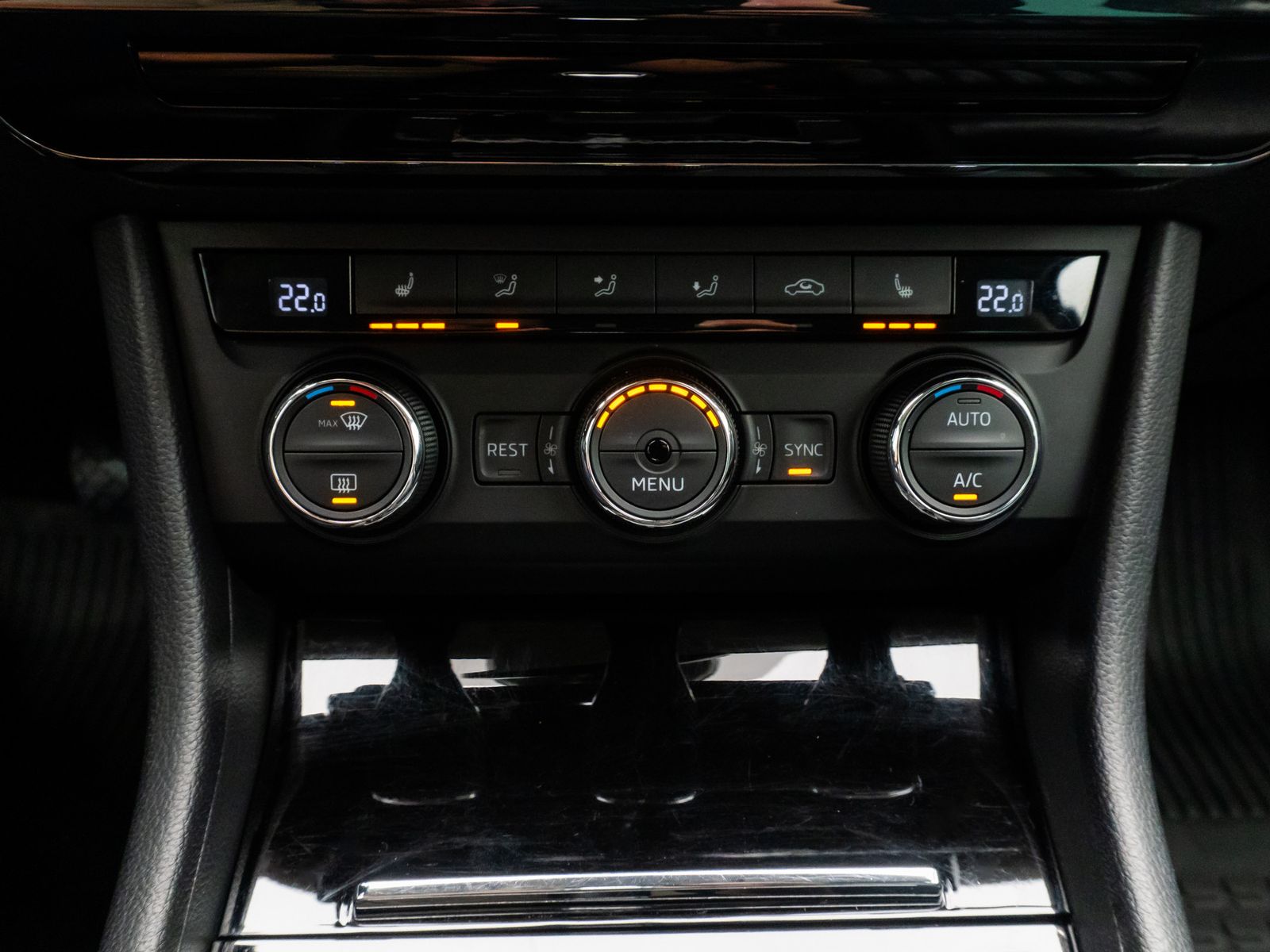 Fahrzeugabbildung SKODA Superb Style BiXenon PDC Navi Touch FernlichtAss