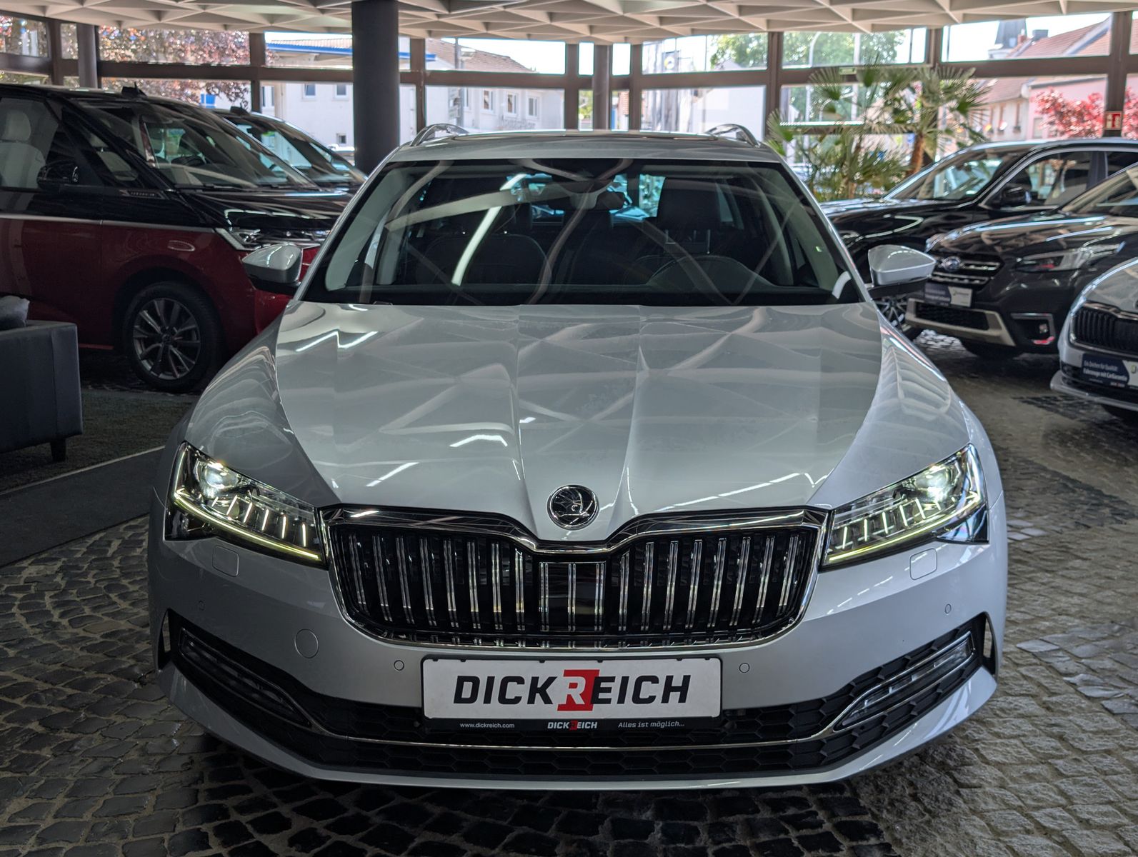 Fahrzeugabbildung SKODA Superb Premium 2.0 TDI PANO LEDER MASSAGE SOUND