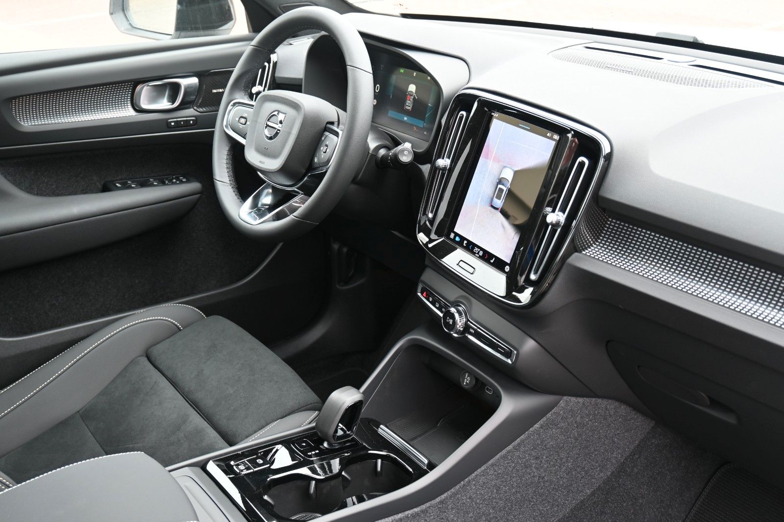 Fahrzeugabbildung Volvo XC40 B4 DKG Ultra Dark*FSHZG*PANO*360°*ACC