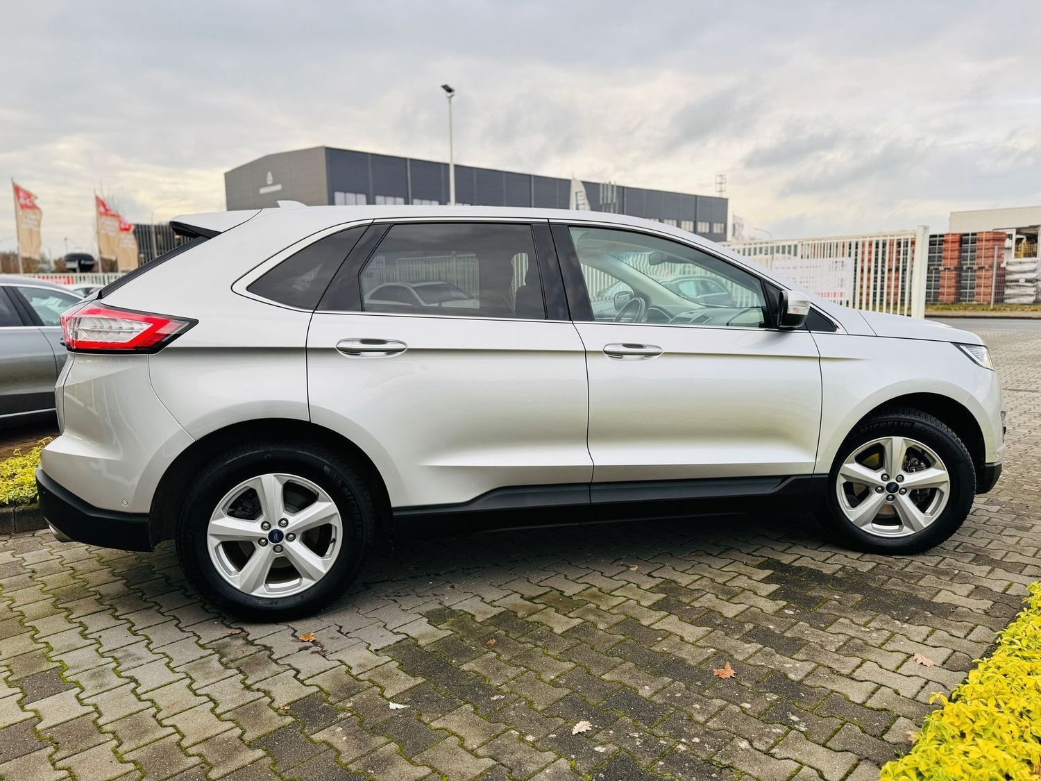 Fahrzeugabbildung Ford Edge TITANIUM 4x4, Autom., LED, Panod., AHK, Tot