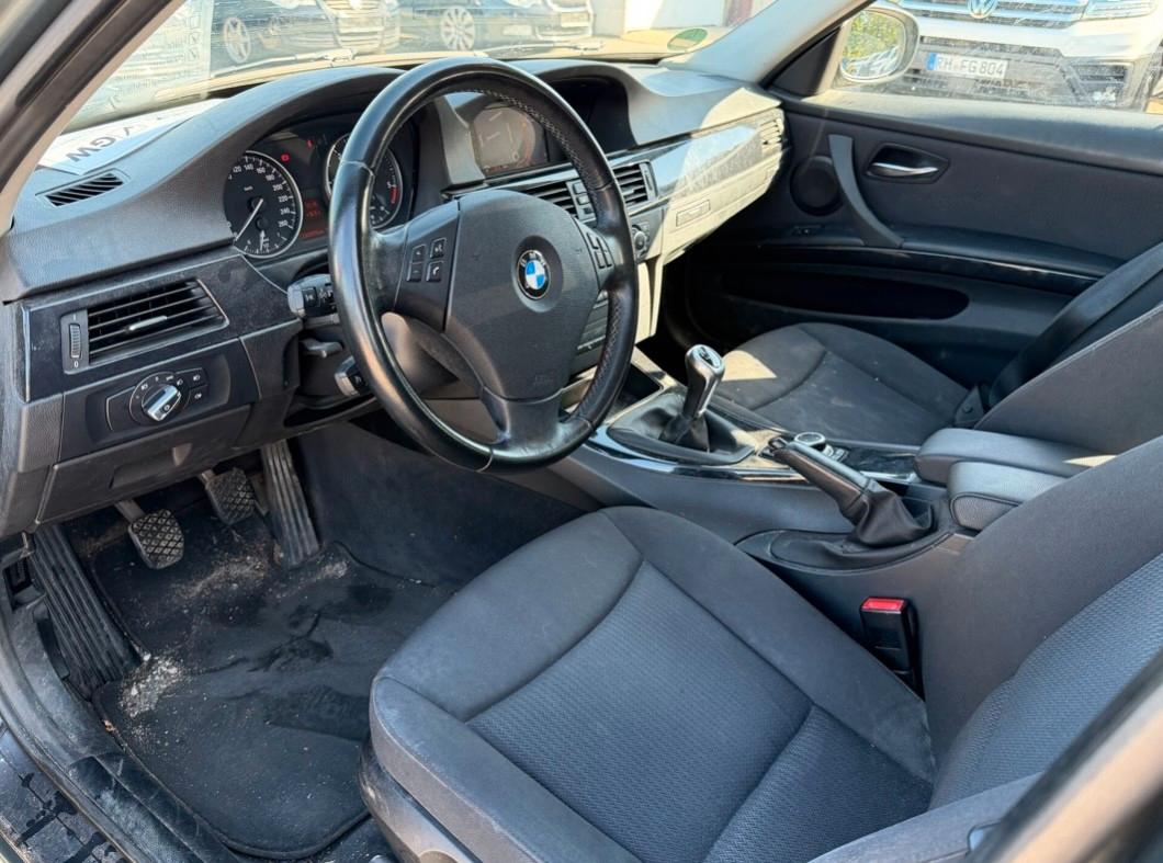 BMW 318 2011 — photo 5