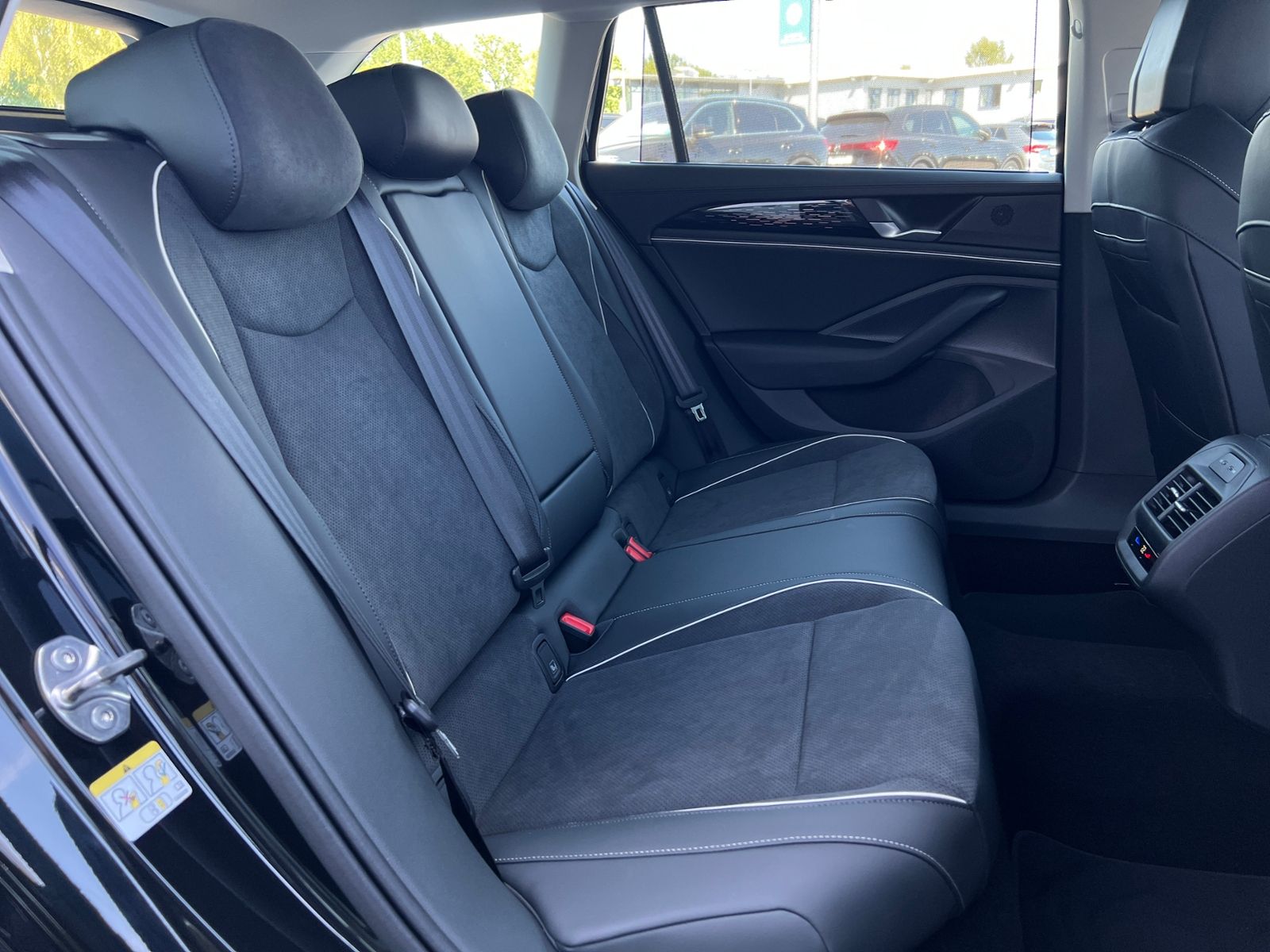 Fahrzeugabbildung Volkswagen Passat Variant Elegance 1.5 eTSI DSG *AHK,IQ-Lig