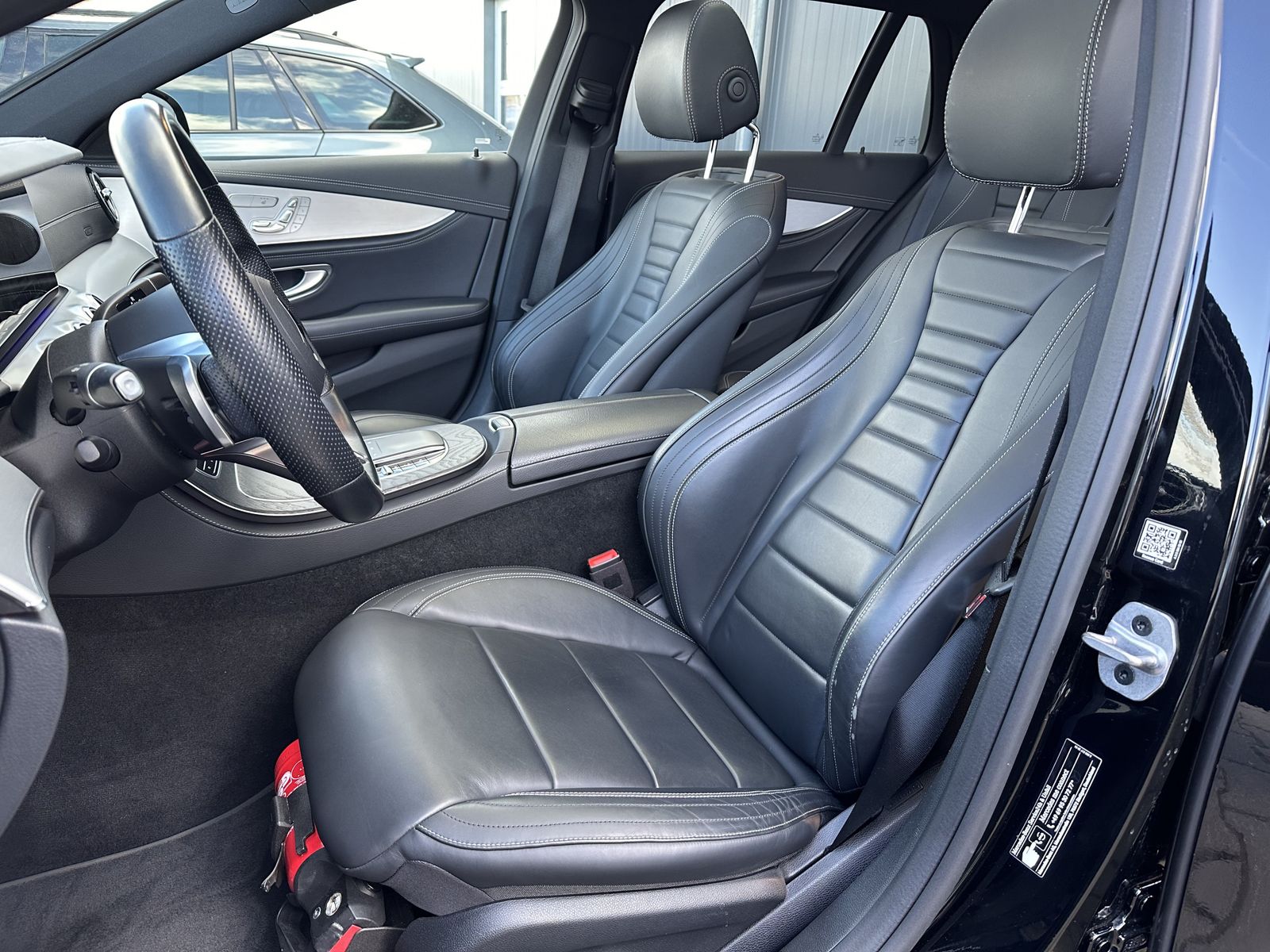 Fahrzeugabbildung Mercedes-Benz E 300de T 4Matic AMG NAV+LED+AHK+WIDESCREEN+PANO